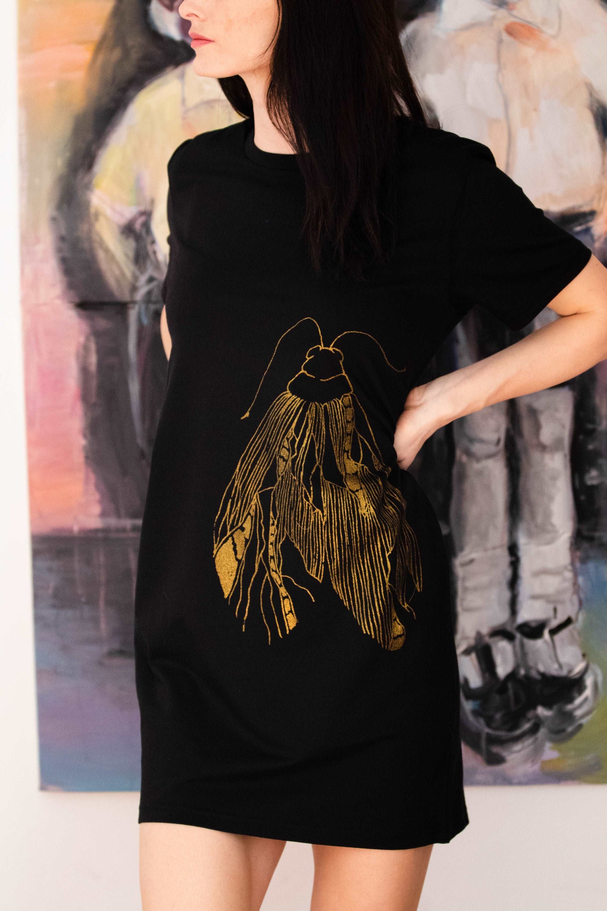 Dolga T shirt obleka z velikim zlatim metuljem - 180 g organski bombaž