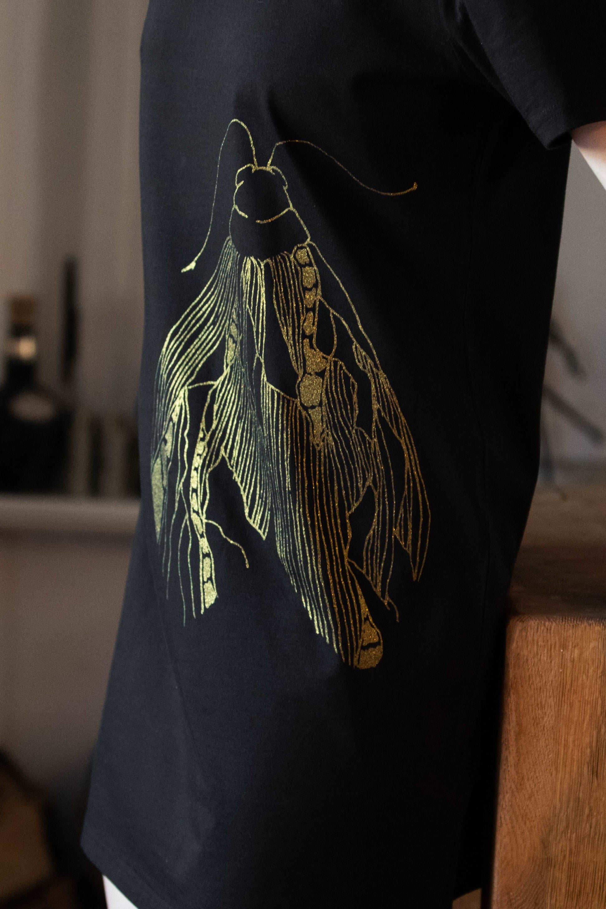 Dolga T shirt obleka z velikim zlatim metuljem - 180 g organski bombaž