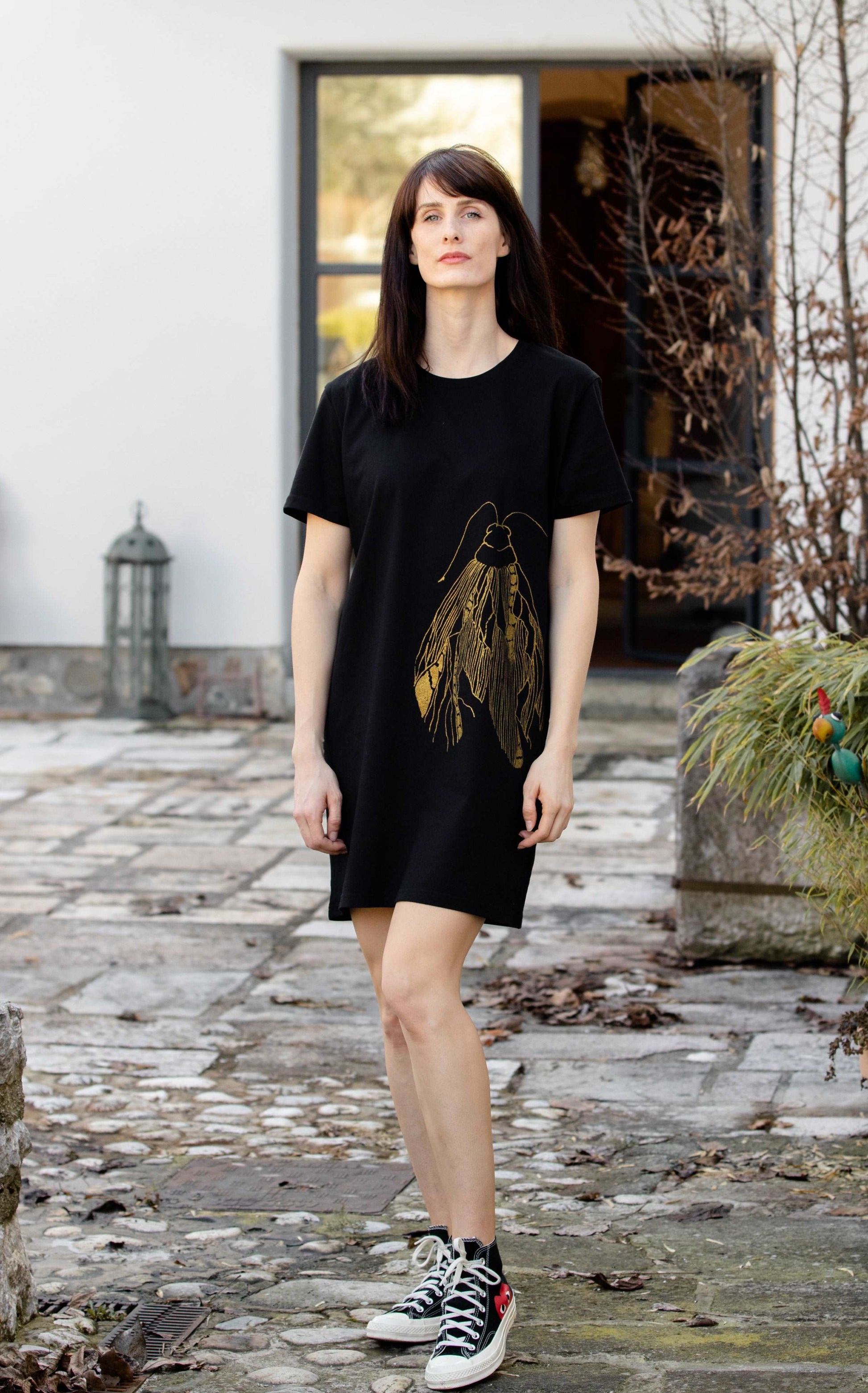 Dolga T shirt obleka z velikim zlatim metuljem - 180 g organski bombaž