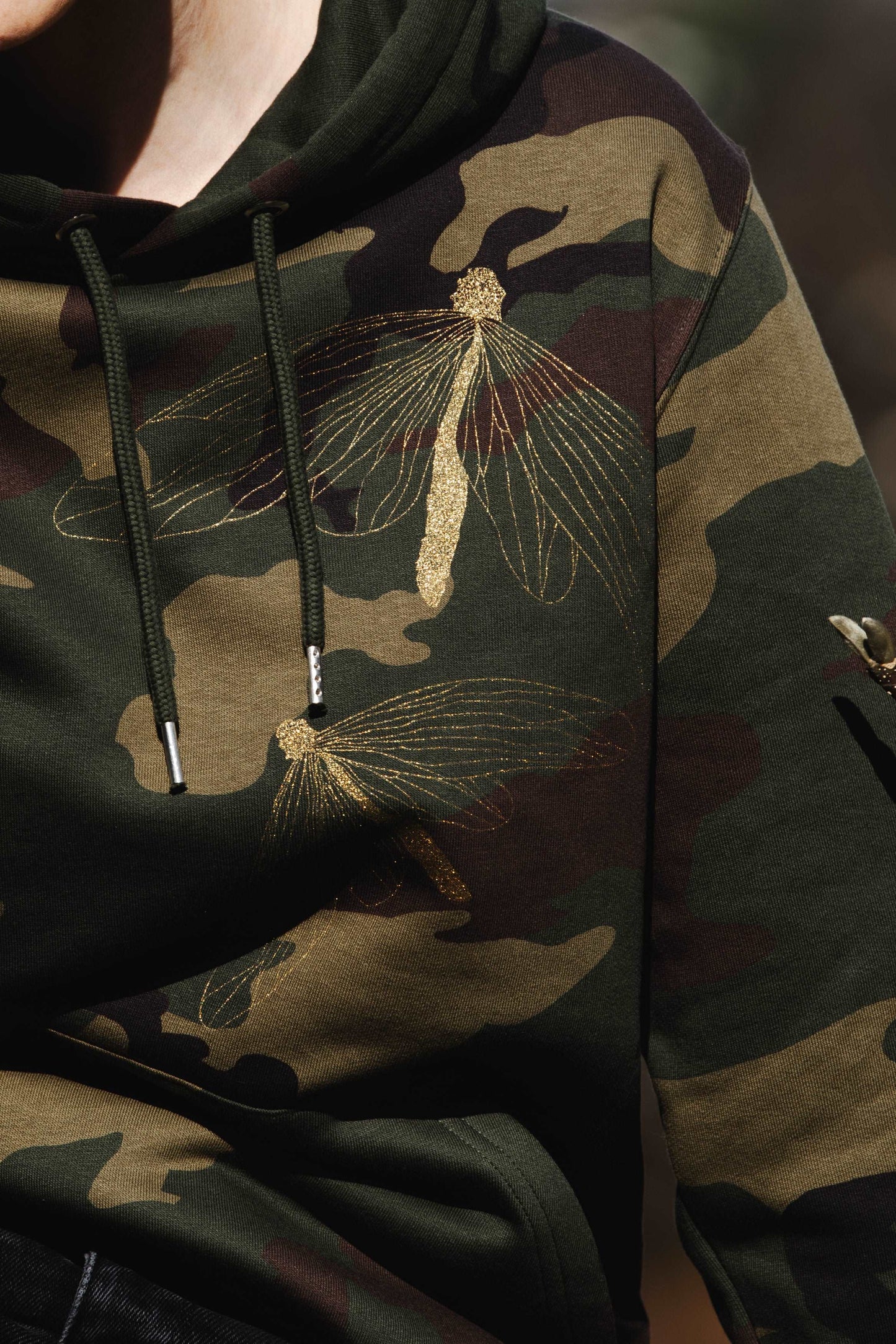 Vojaški hoodie s kapuco in trije zlati nočni metulji - organski bombaž / Unisex model