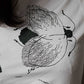 Majica na dolg rokav z abstraktnim potiskom bleščečega metulja - PREMIUM kvaliteta