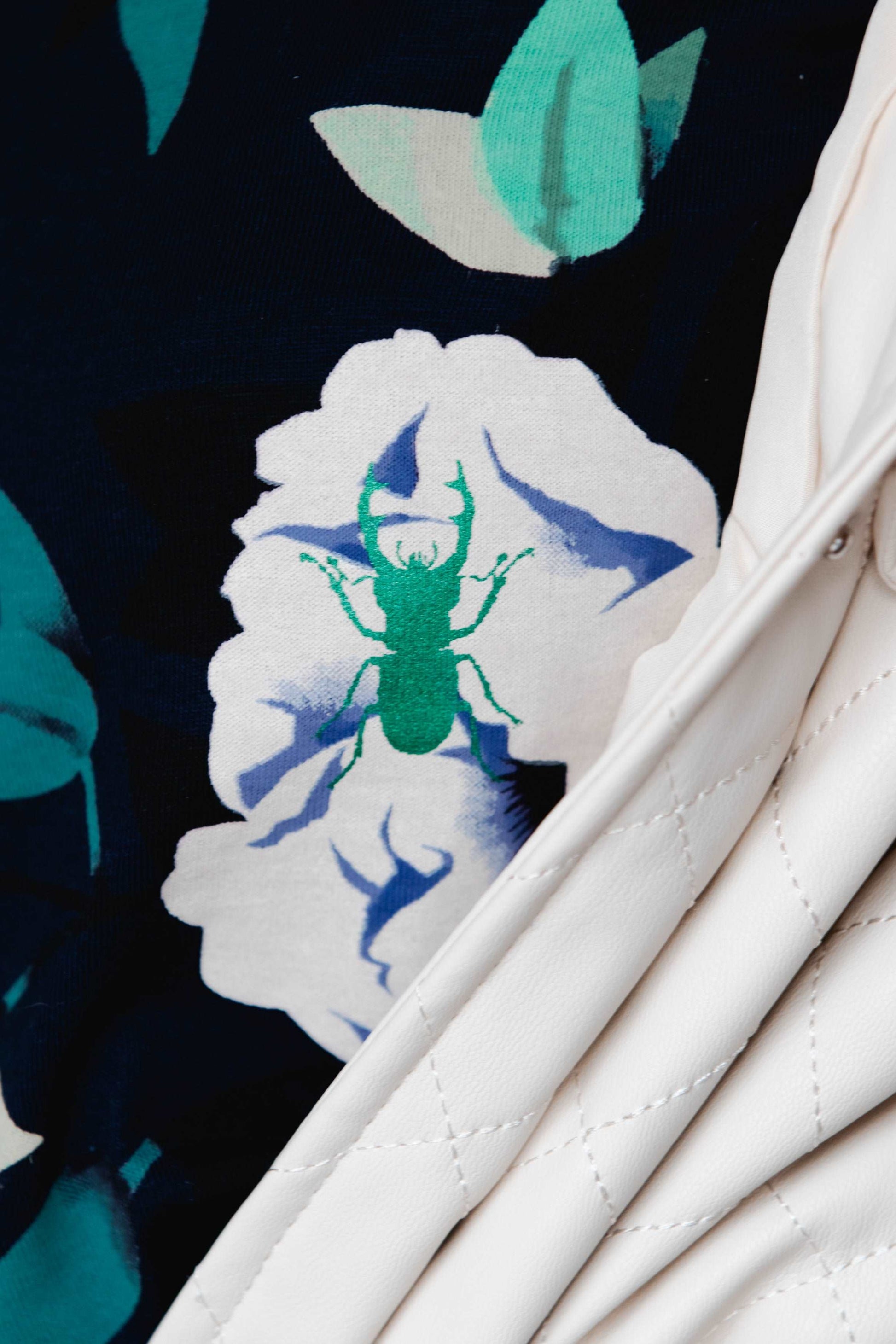 BUGS&ROSES UNISEX T SHIRT