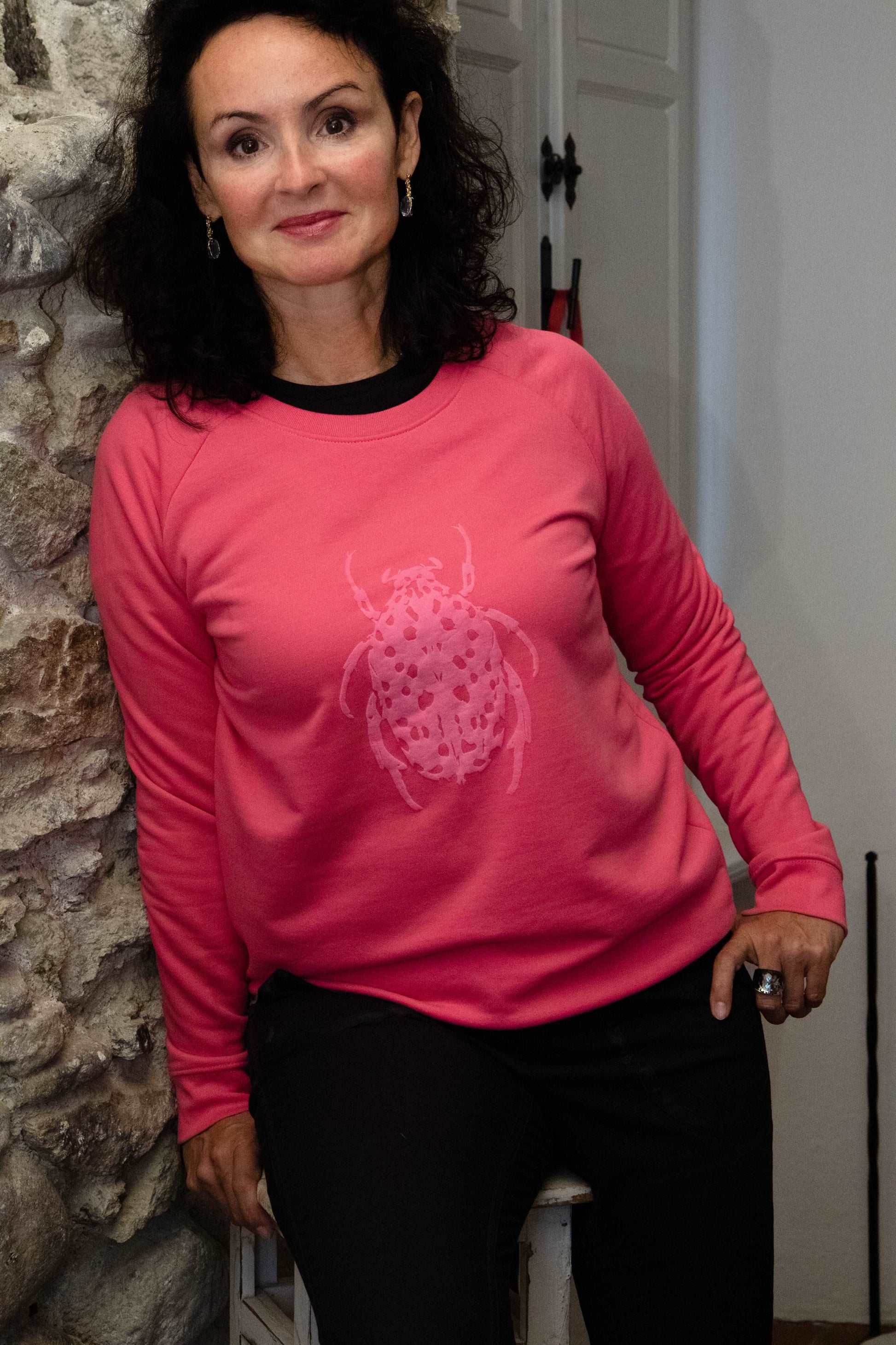 Pink pulover s 3D roza hroščem, 350 g bombaž