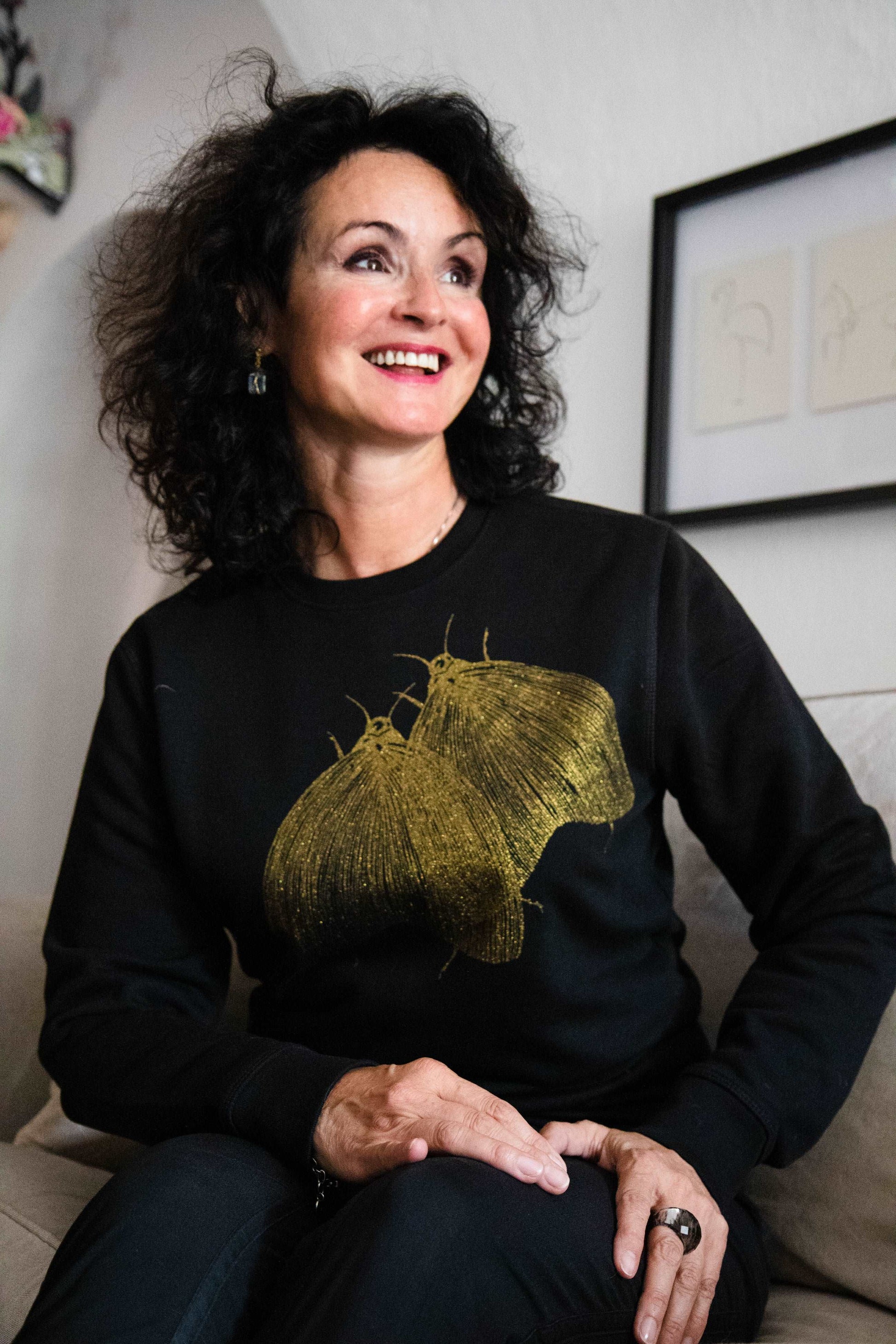 Črn pulover in nočni metulji v bleščično zlati barvi - 300 g organski bombaž