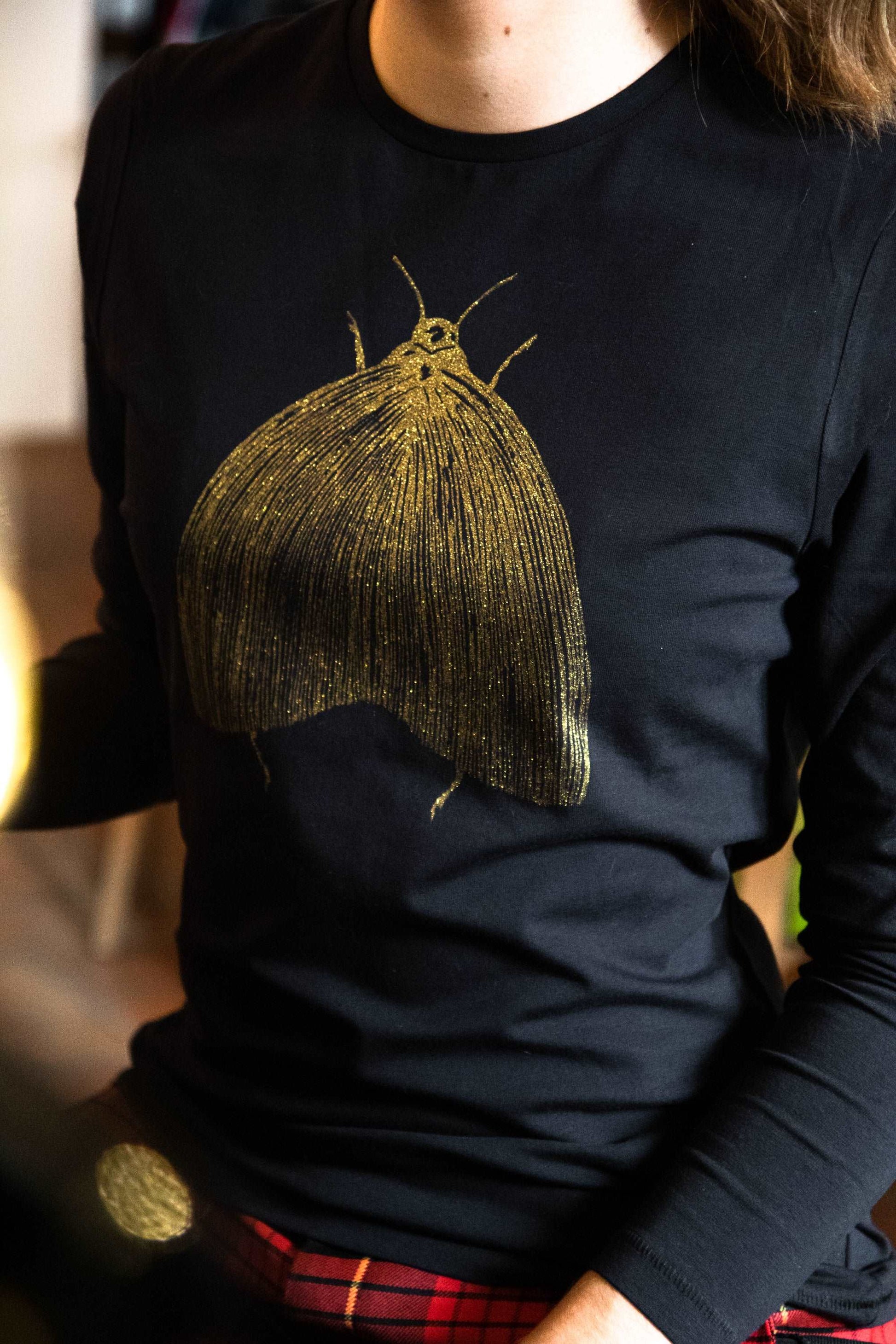 Črna majica na dolg rokav z zlatim potiskom nočnega metulja - PREMIUM kvaliteta