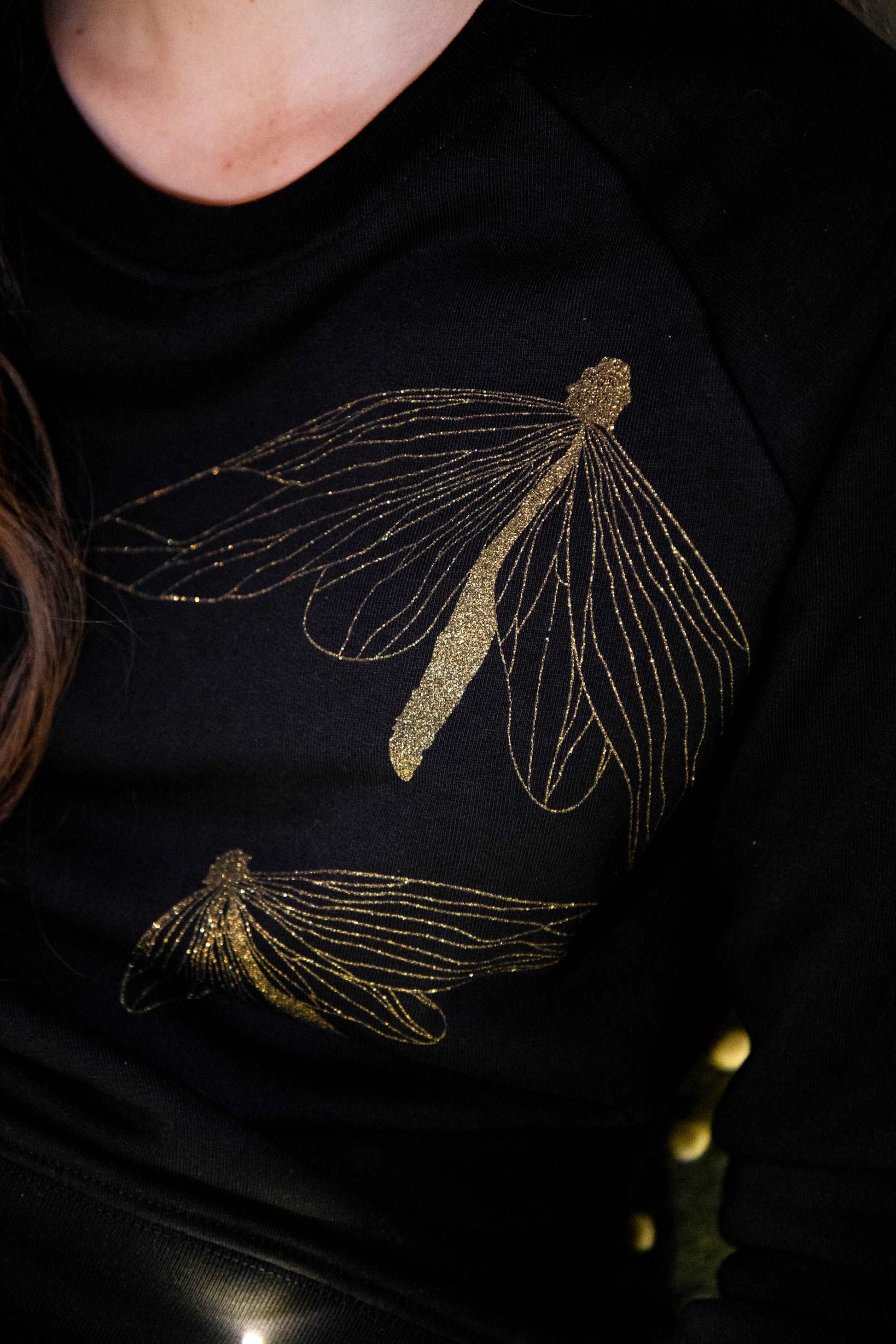 Črn pulover s tremi bleščeče zlatimi metulji - 300 g organski bombaž