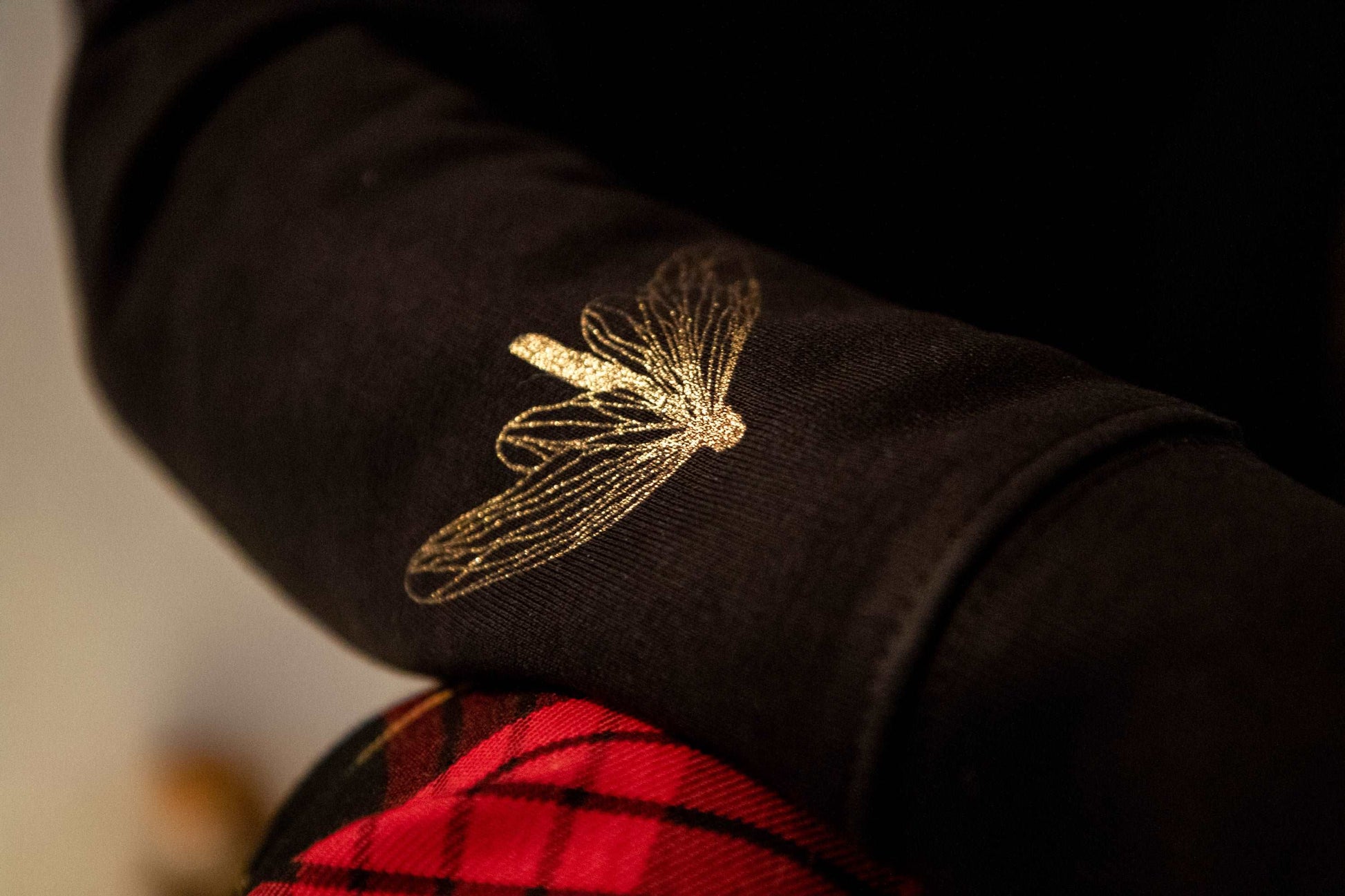 Črn pulover s tremi bleščeče zlatimi metulji - 300 g organski bombaž
