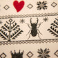 Majica s kapuco in Norveški vzorec z Divine Bugsi v zlatem z rdečim srcem