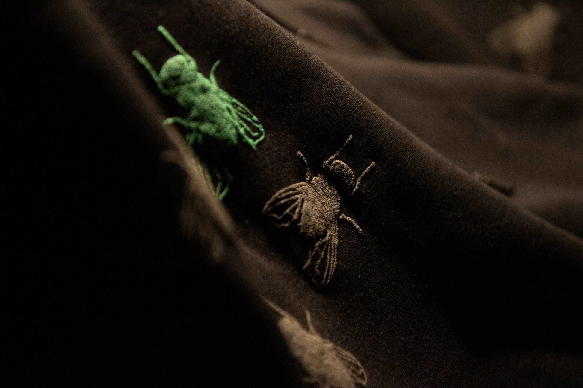 Črn pulover in 3D print muhic - 350 g organski bombaž