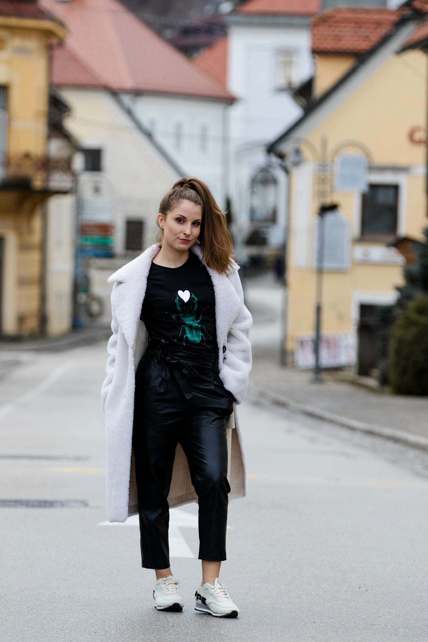 Svetleč turkizen skarabej z belim plišastim srcem - 180 g bombaž) - Unisex model