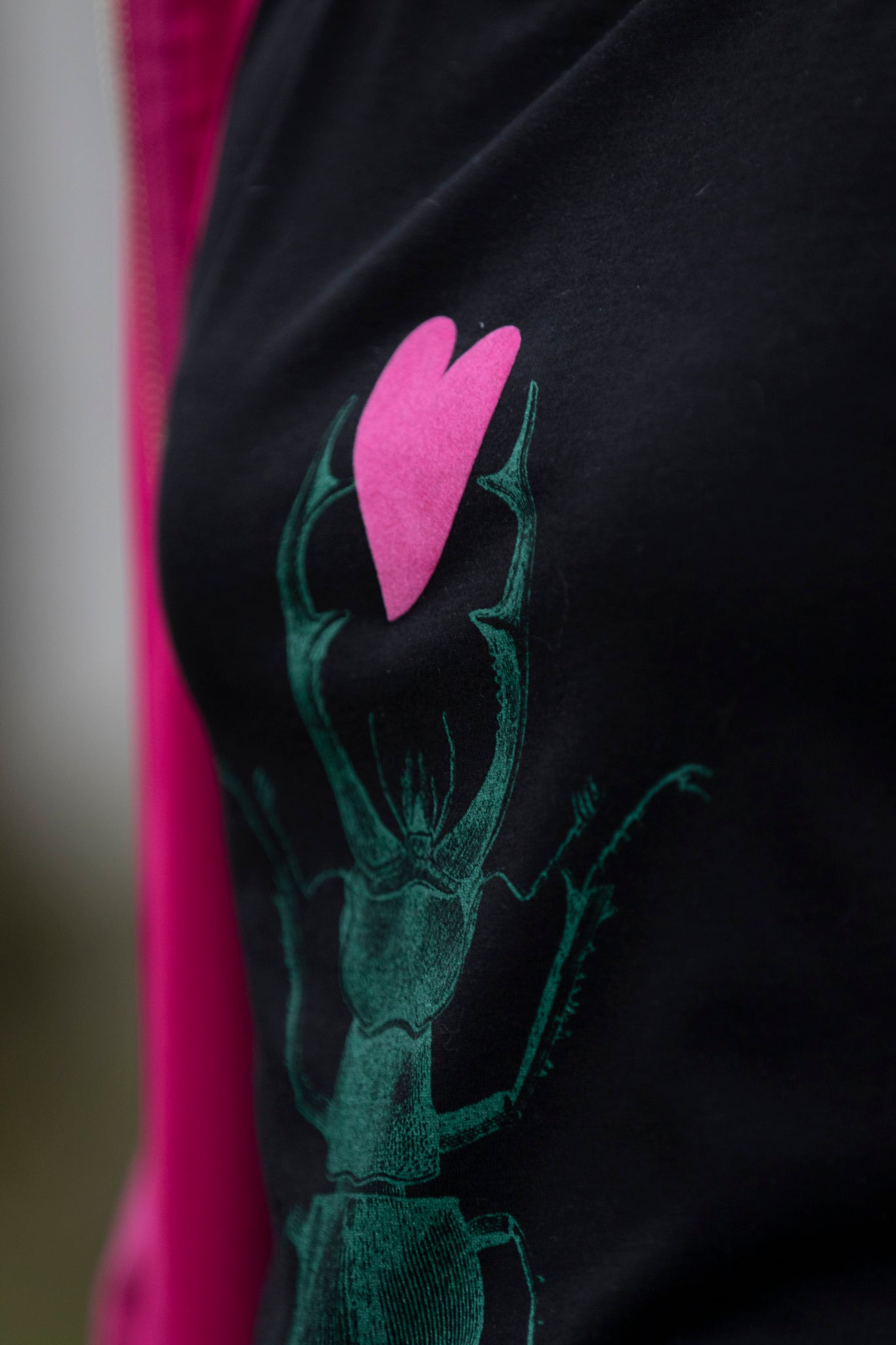 Majica črna s turkiznim rogačem in pink srcem