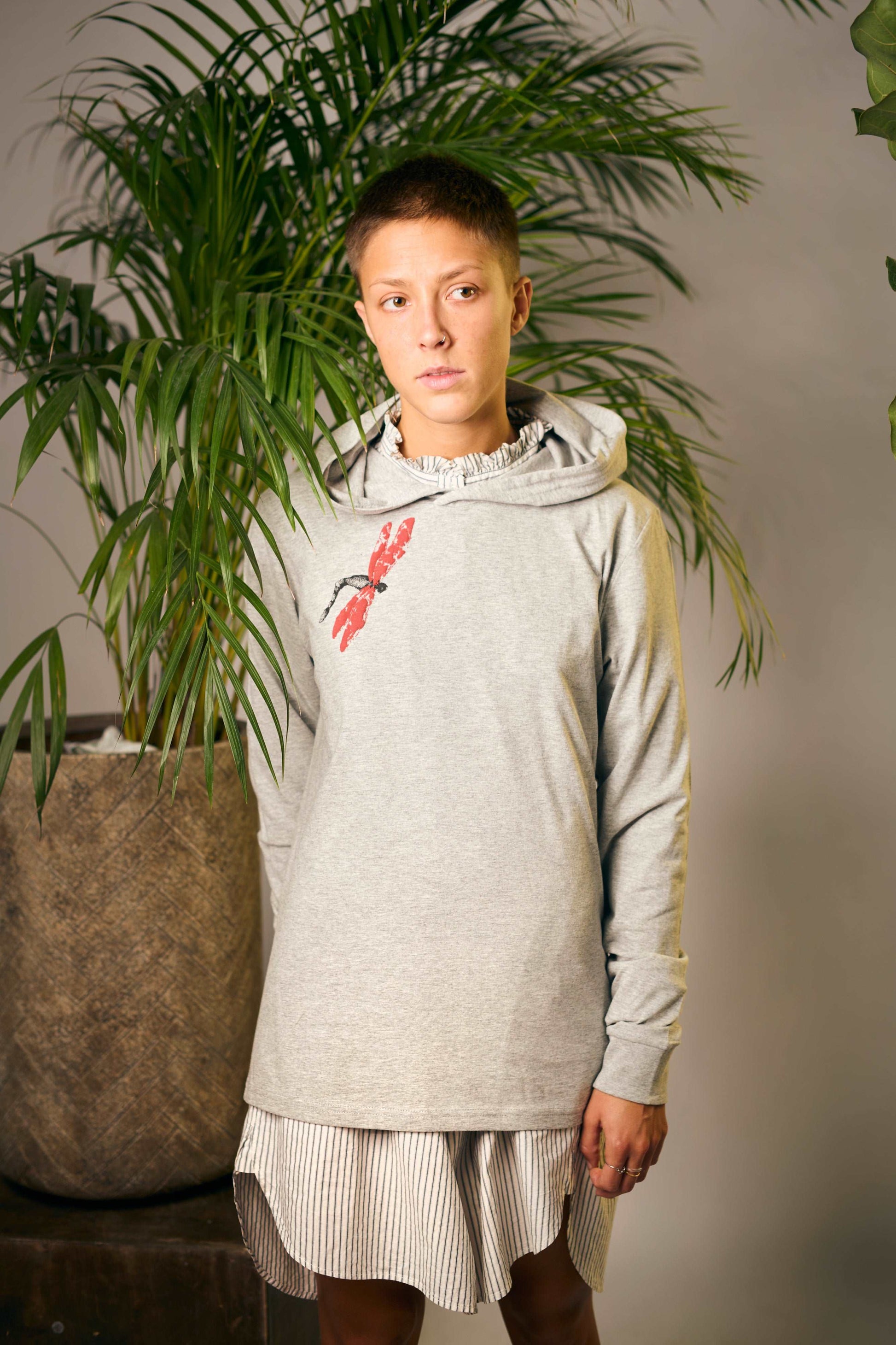 Majica s kapuco v sivi barvi s kačjimi pastirji v 3D tisku - Unisex (organski bombaž)