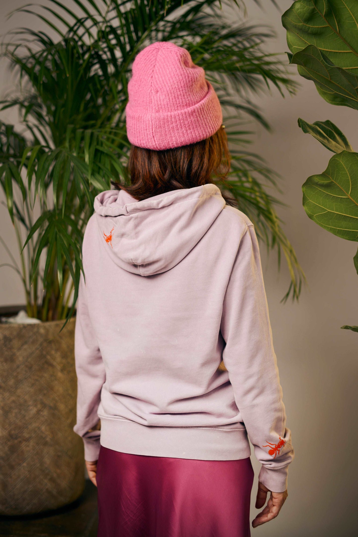 Lila hoodie z barvitimi mravljami iz pliša - Unisex (organski bombaž)