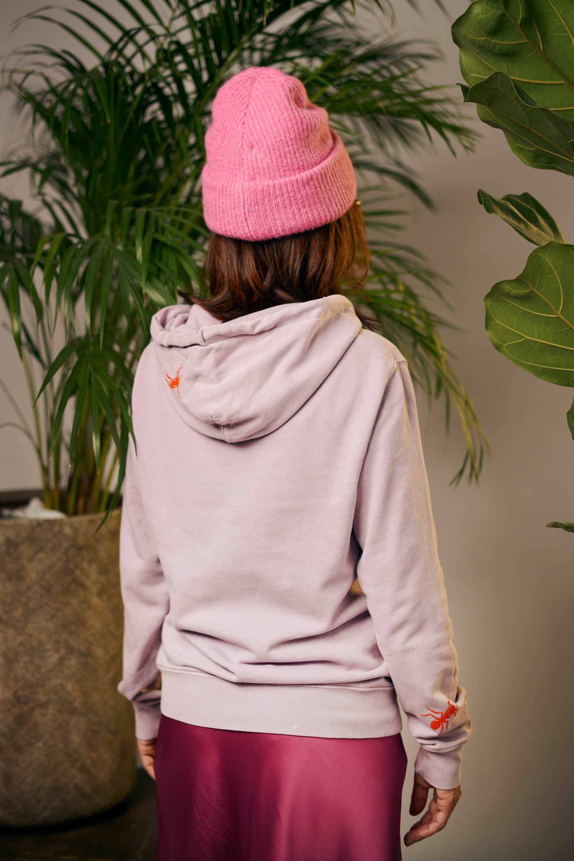 Lila hoodie z barvitimi mravljami iz pliša - Unisex (organski bombaž)