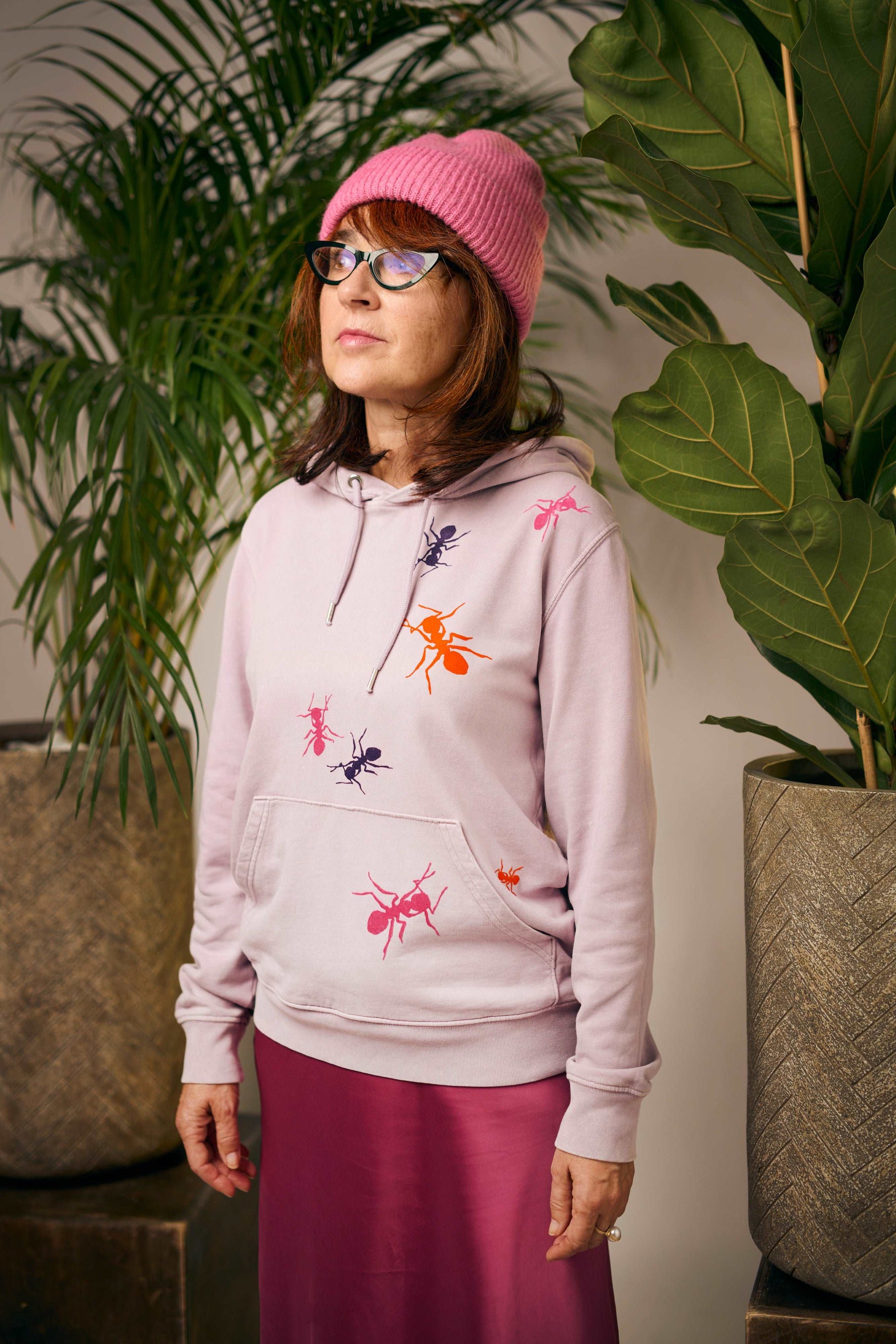 Lila hoodie z barvitimi mravljami iz pliša - Unisex (organski bombaž)