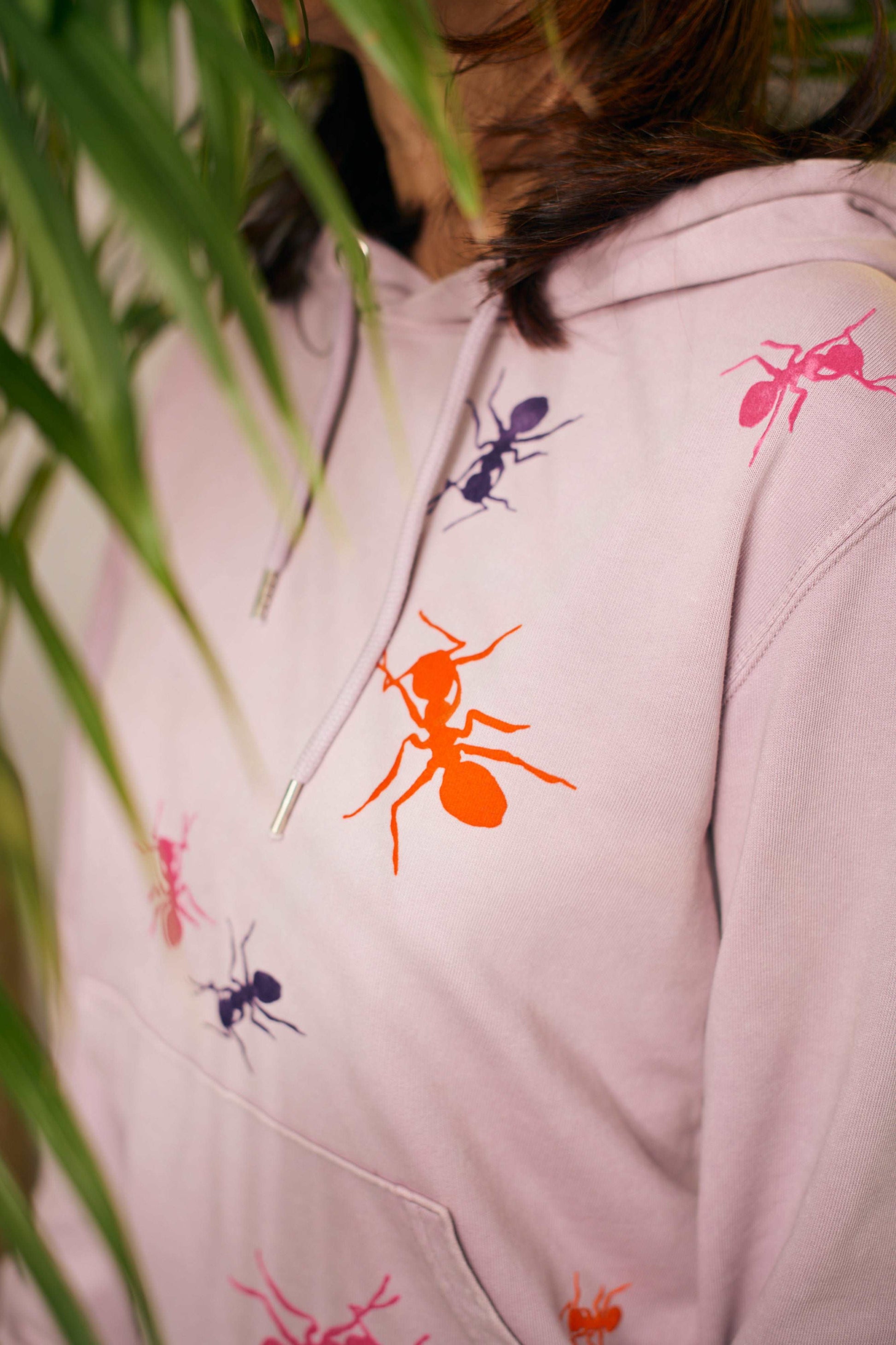 Lila hoodie z barvitimi mravljami iz pliša - Unisex (organski bombaž)