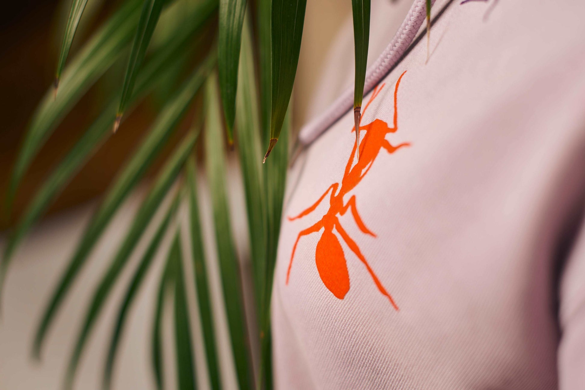 Lila hoodie z barvitimi mravljami iz pliša - Unisex (organski bombaž)