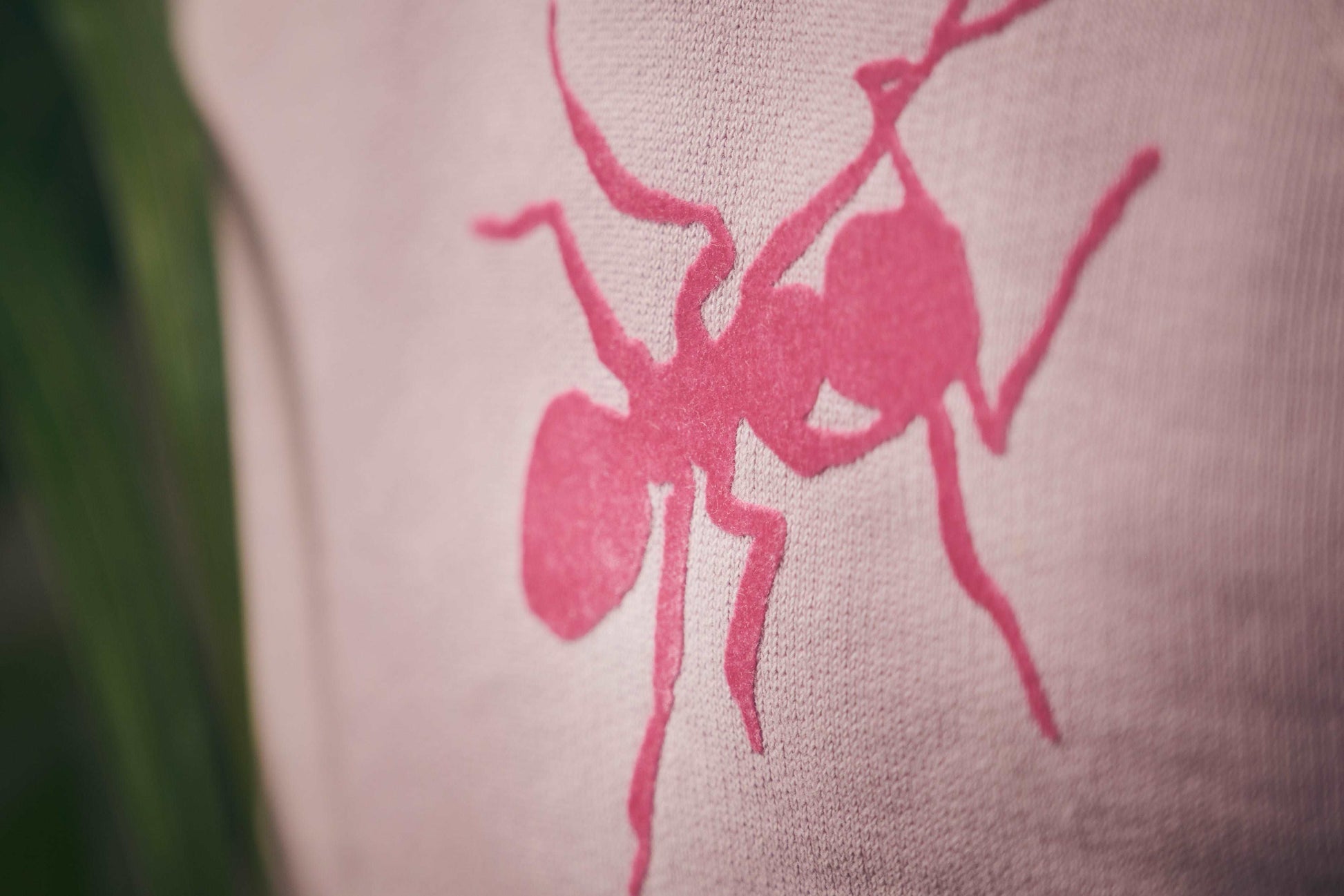 Lila hoodie z barvitimi mravljami iz pliša - Unisex (organski bombaž)