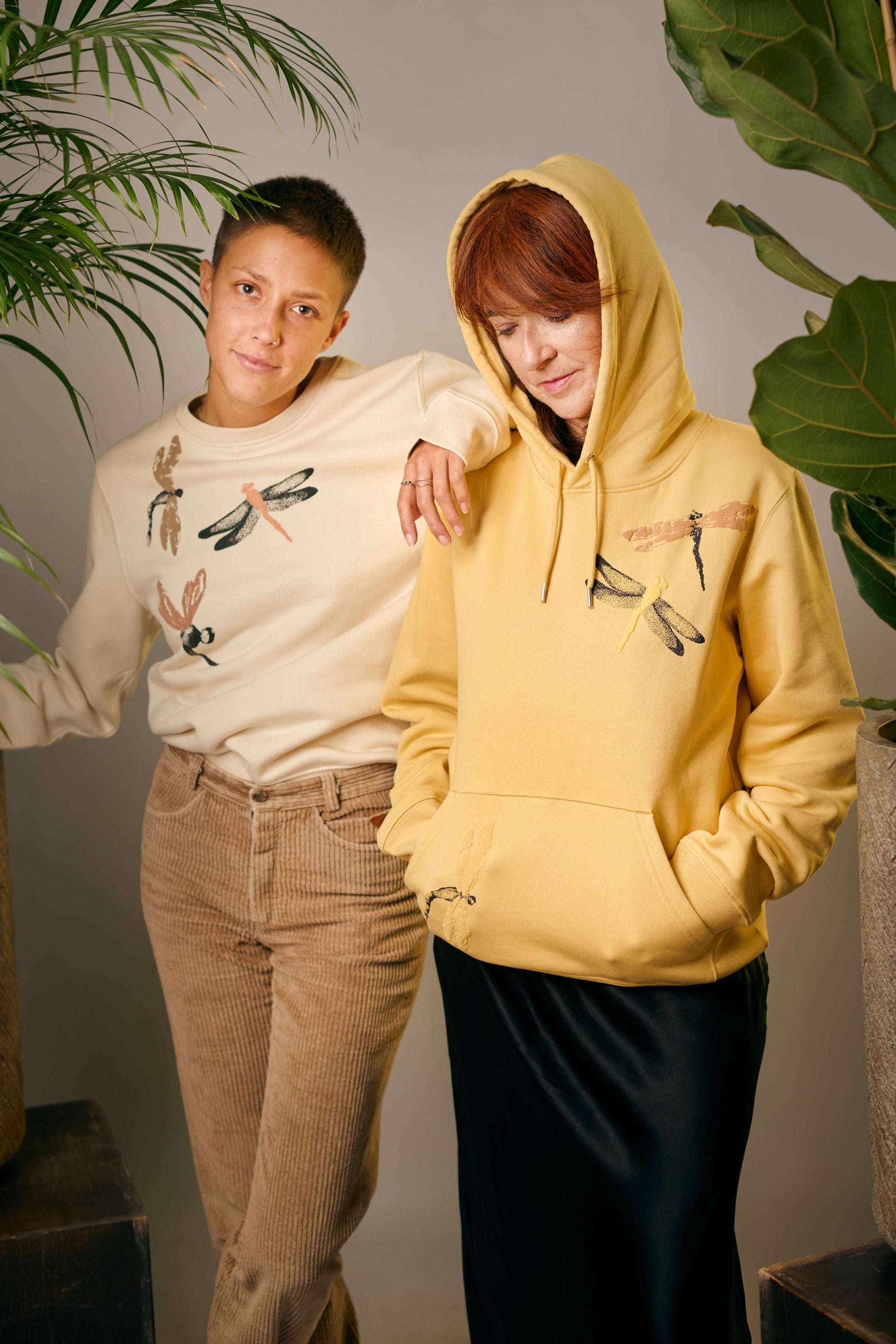 Hoodie v barvi jojobe z ročnim potiskom 3D kačjih pastirjev - Unisex