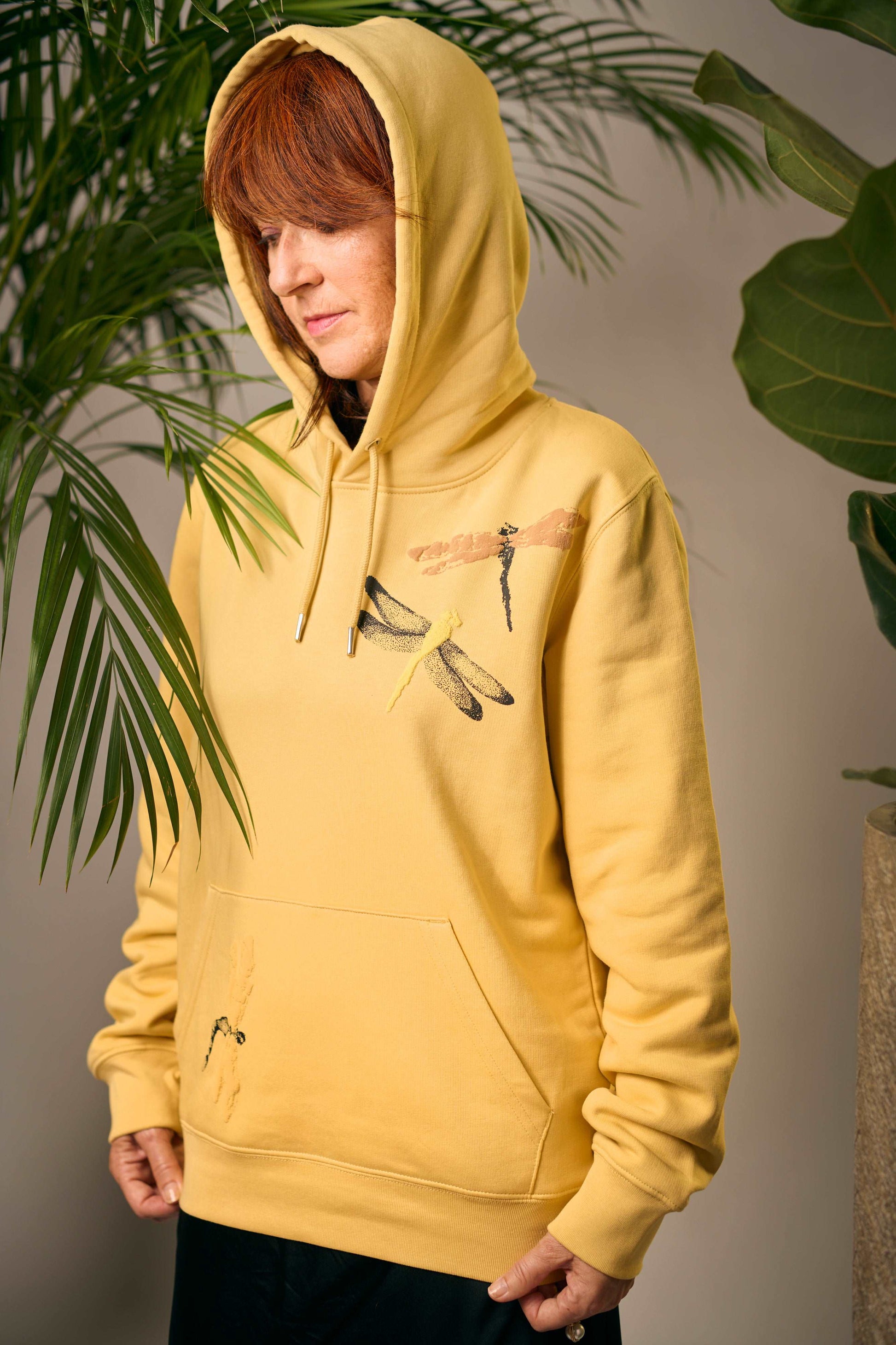 Hoodie v barvi jojobe z ročnim potiskom 3D kačjih pastirjev - Unisex