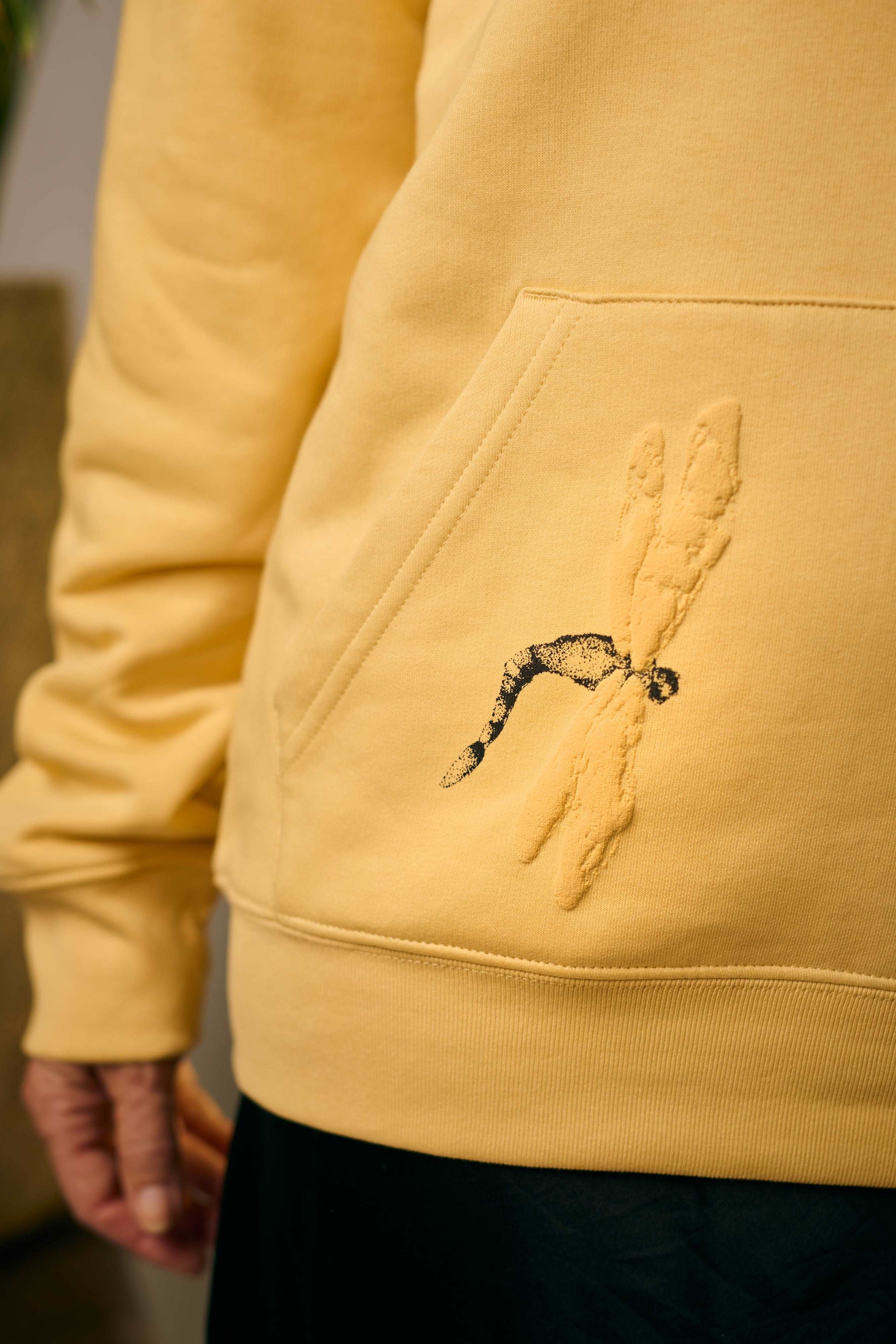 Hoodie v barvi jojobe z ročnim potiskom 3D kačjih pastirjev - Unisex