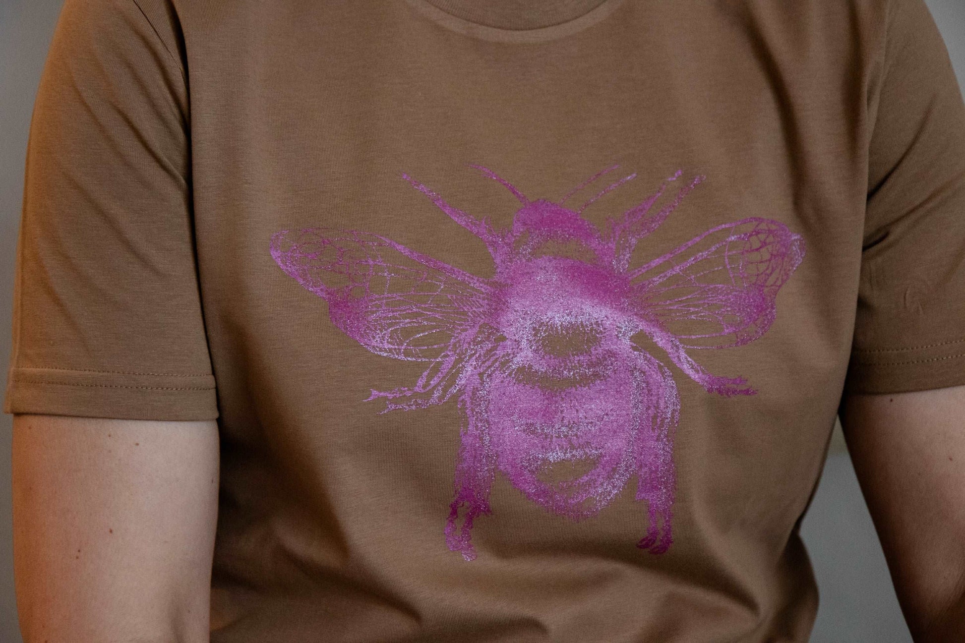 Caramel majica in dvojna čebela v pink barvi - unisex model / 100% organski bombaž
