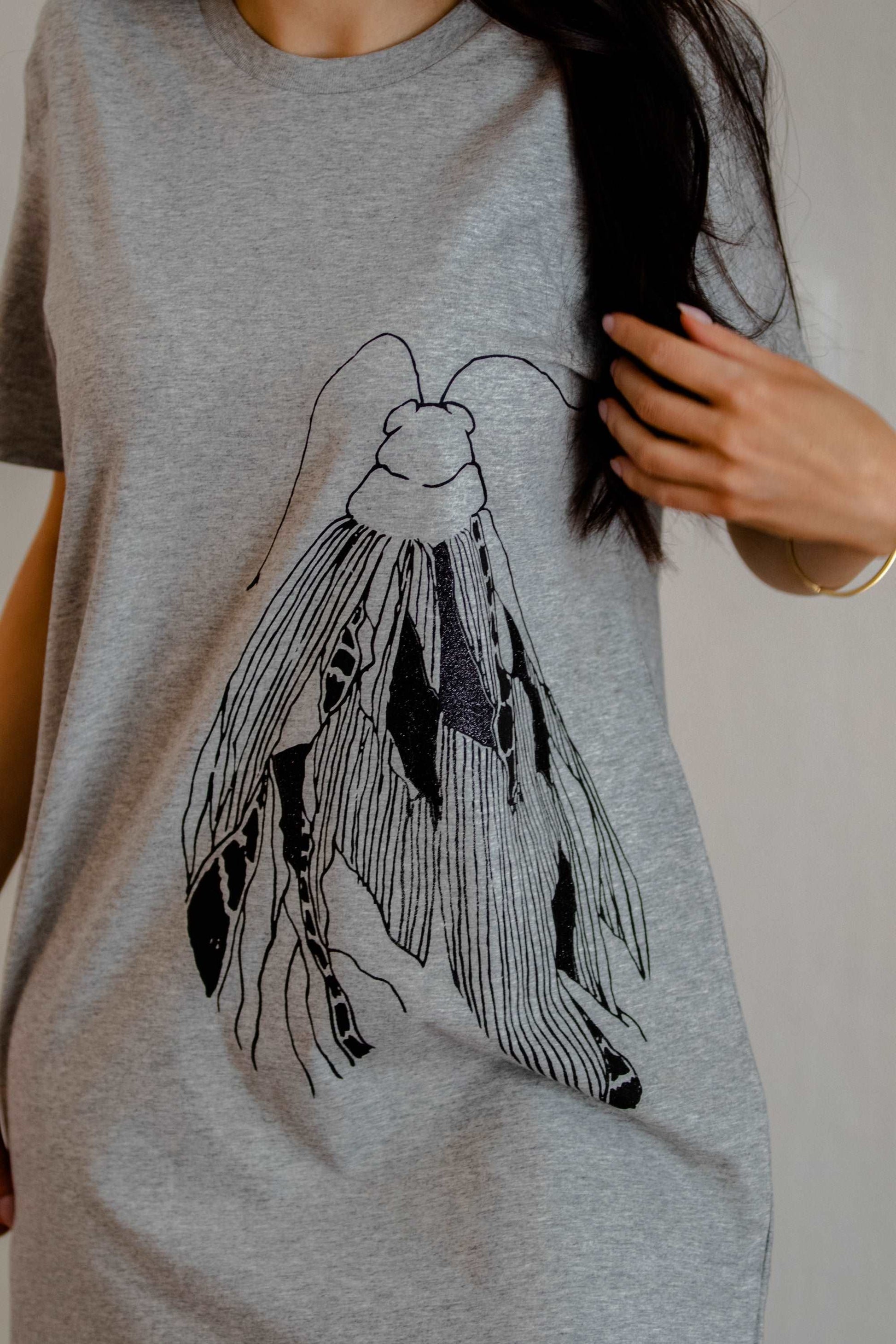 Siva T shirt obleka in velik črn metulj spredaj ter mali na rami zadaj / 100% organski bombaž
