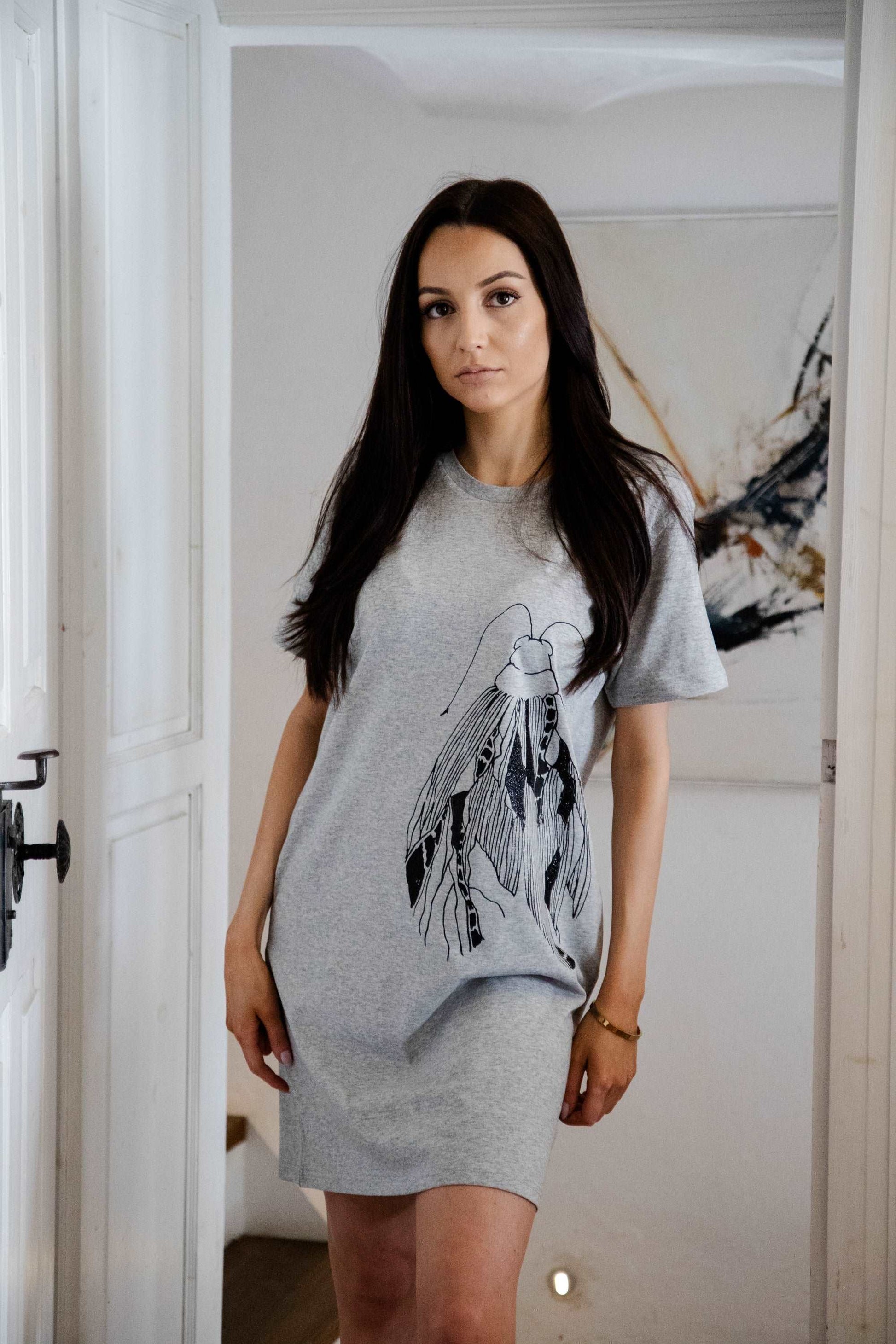 Siva T shirt obleka in velik črn metulj spredaj ter mali na rami zadaj / 100% organski bombaž