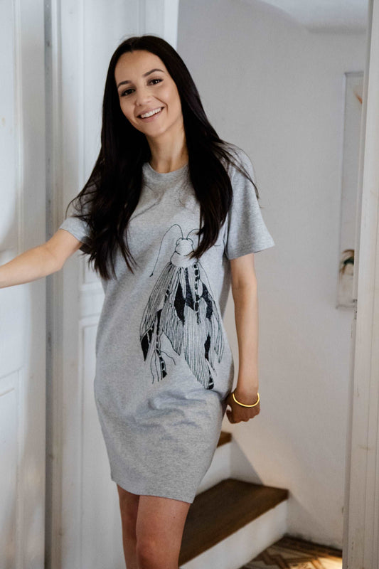 Siva T shirt obleka in velik črn metulj spredaj ter mali na rami zadaj / 100% organski bombaž
