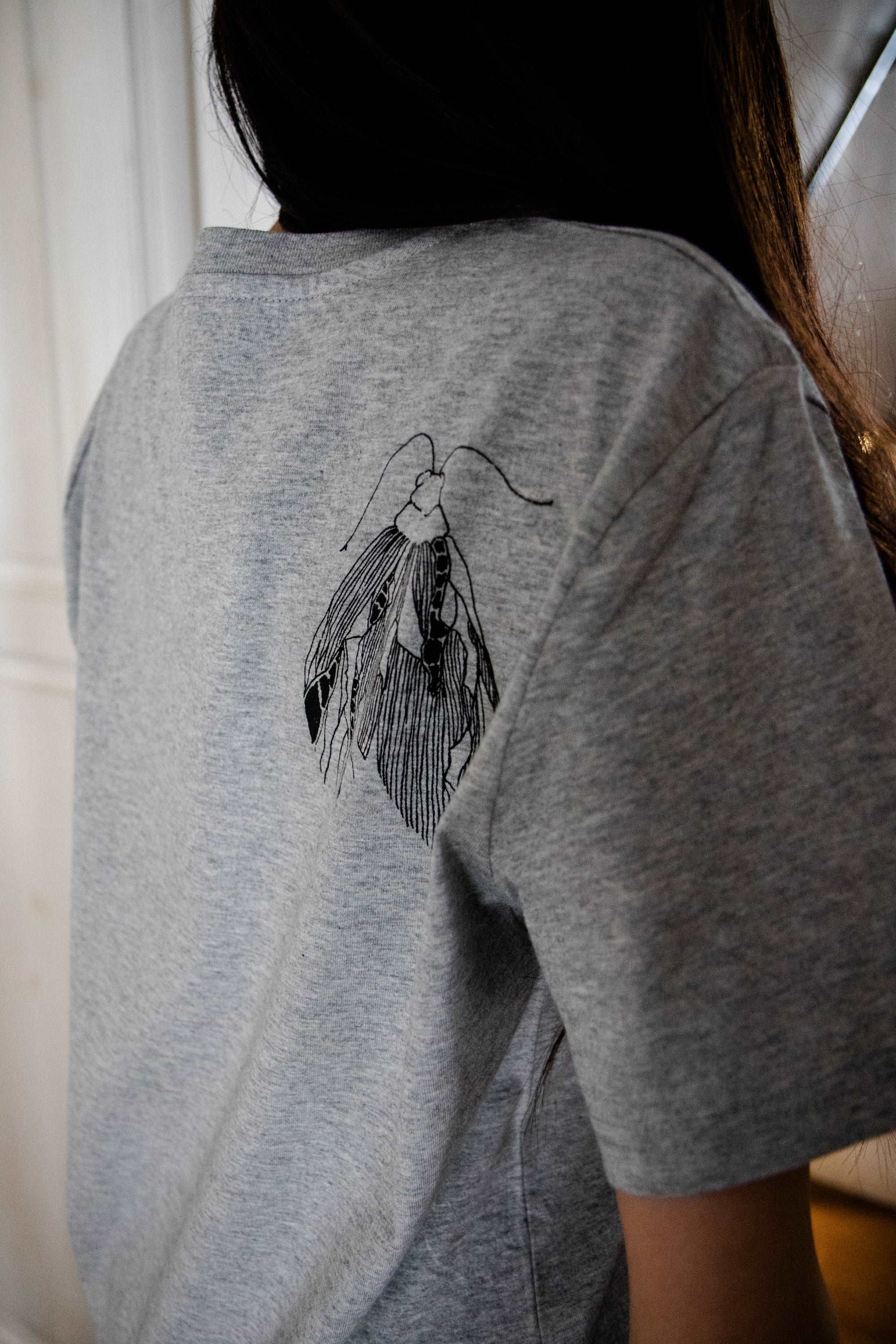 Siva T shirt obleka in velik črn metulj spredaj ter mali na rami zadaj / 100% organski bombaž