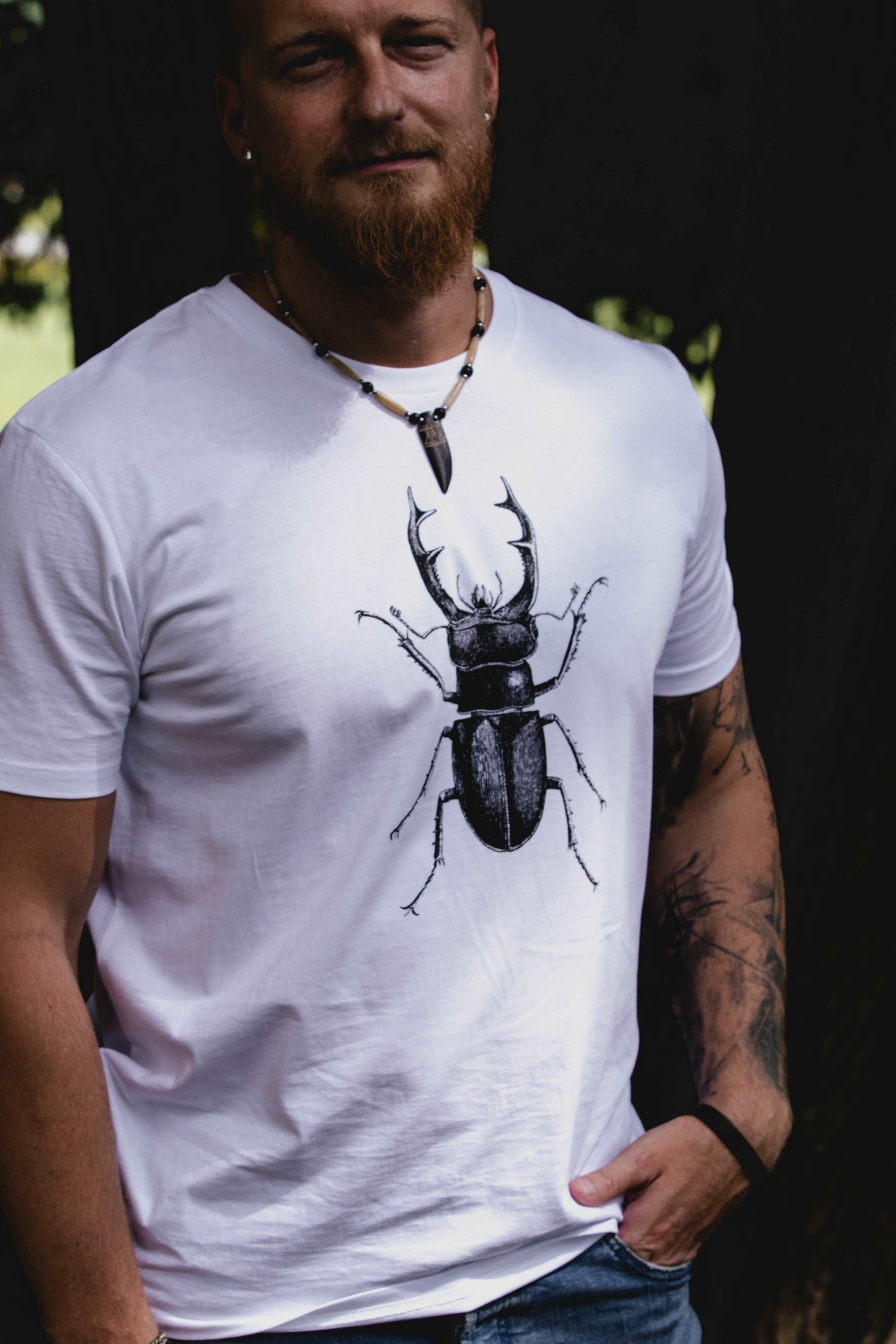 Moška majica s potiskom črnega skarabeja