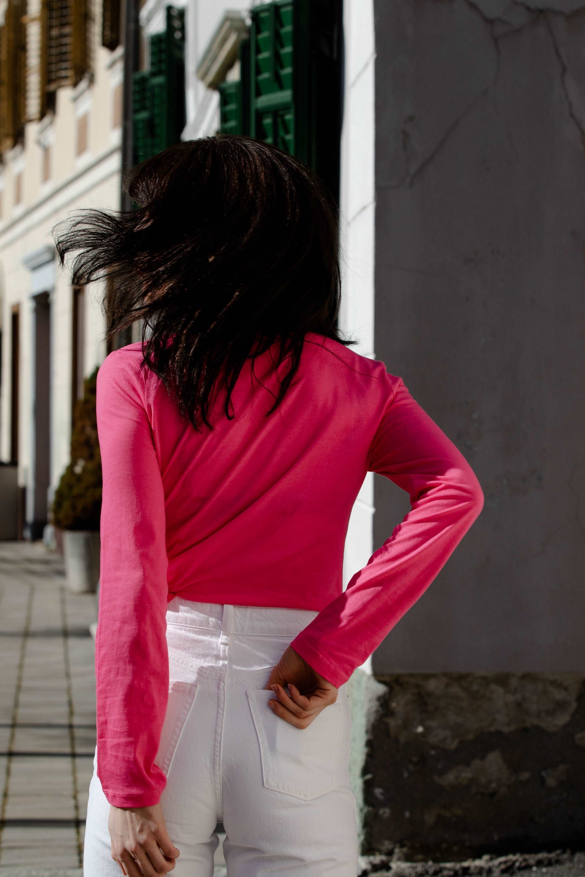 Pink majica in bel nočni metulj - 120 g bombaž