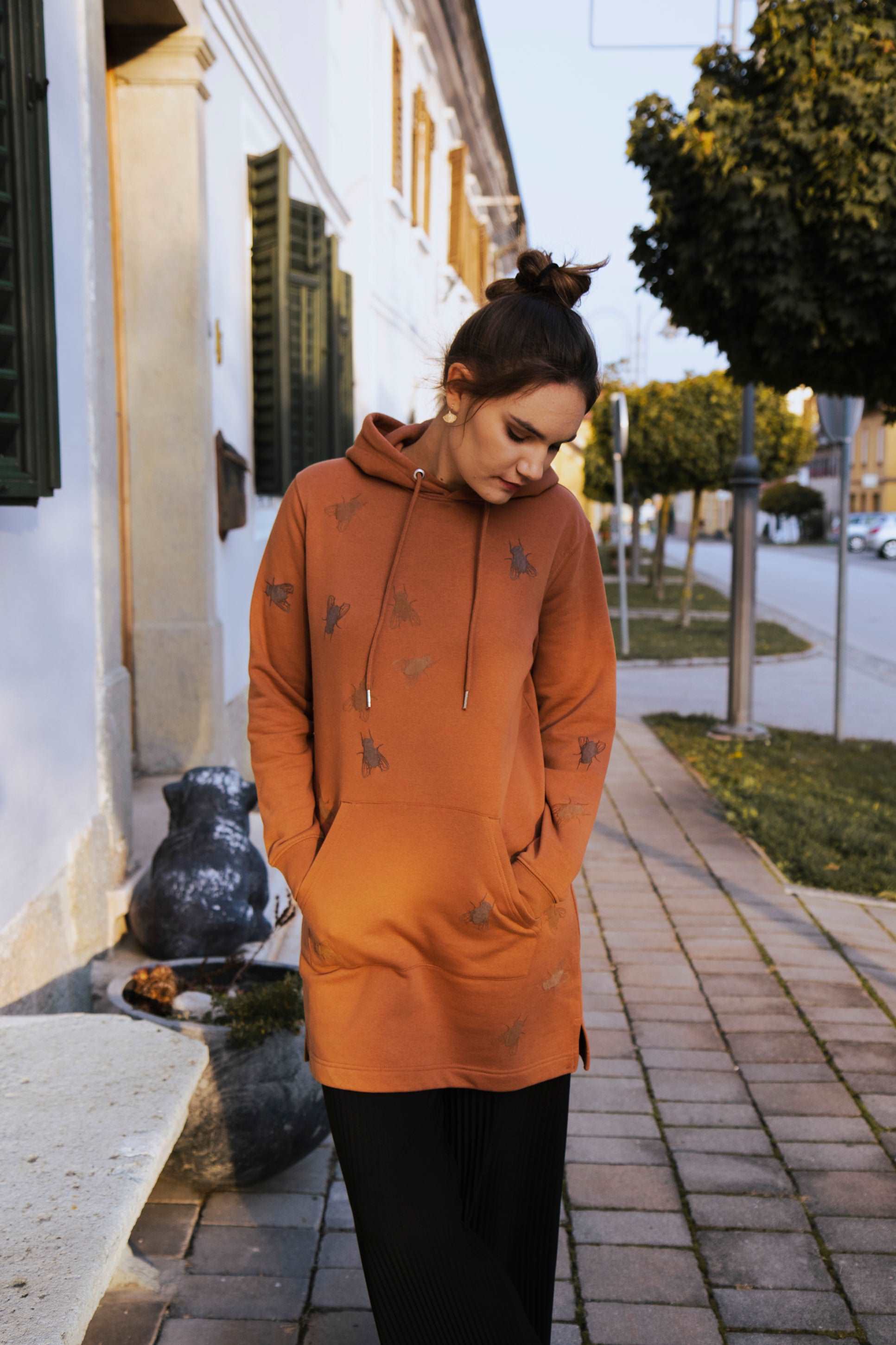Hoodie obleka v barvi karamele in 3D potisk muhic - 350 g bombaž