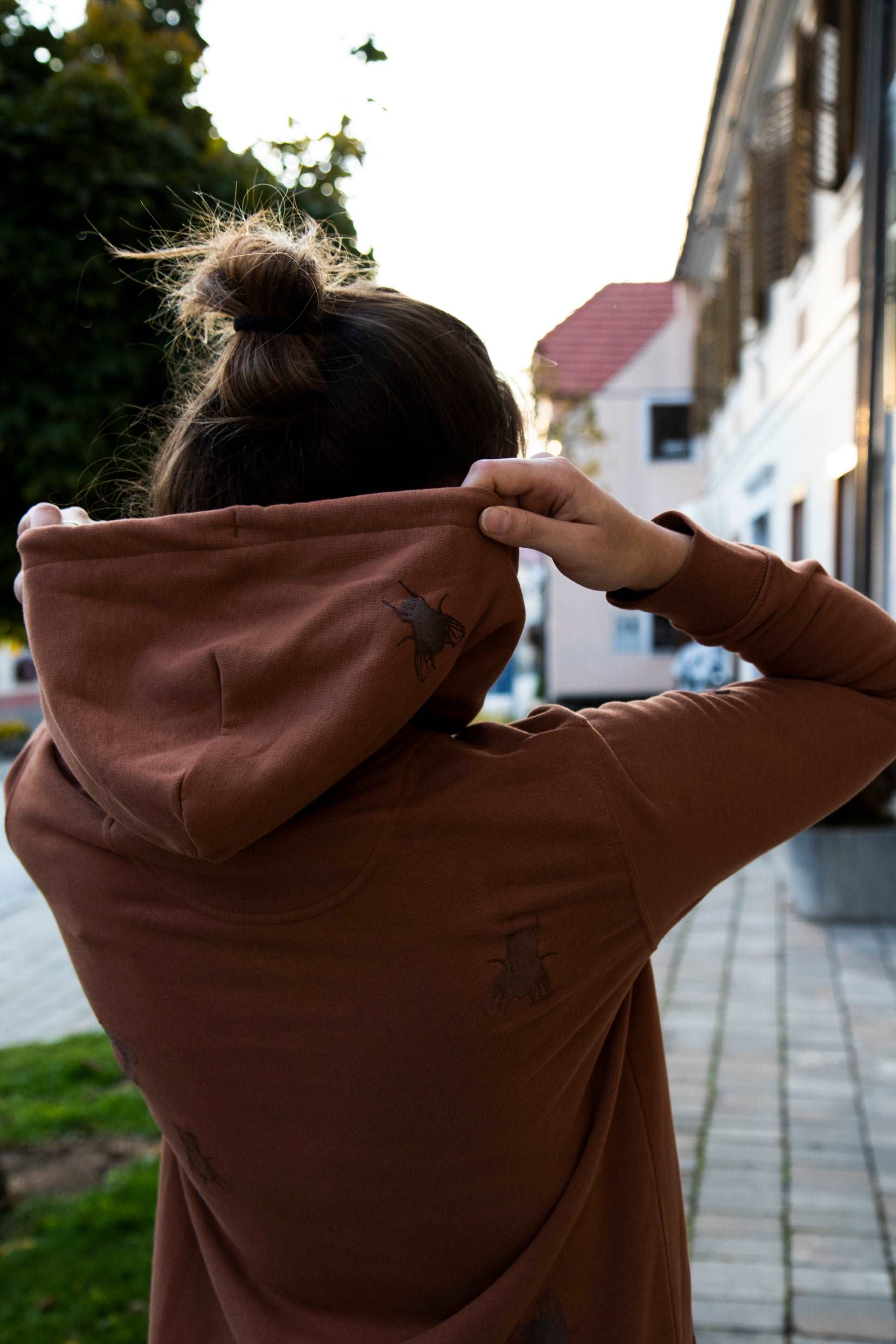 Hoodie obleka v barvi karamele in 3D potisk muhic - 350 g bombaž