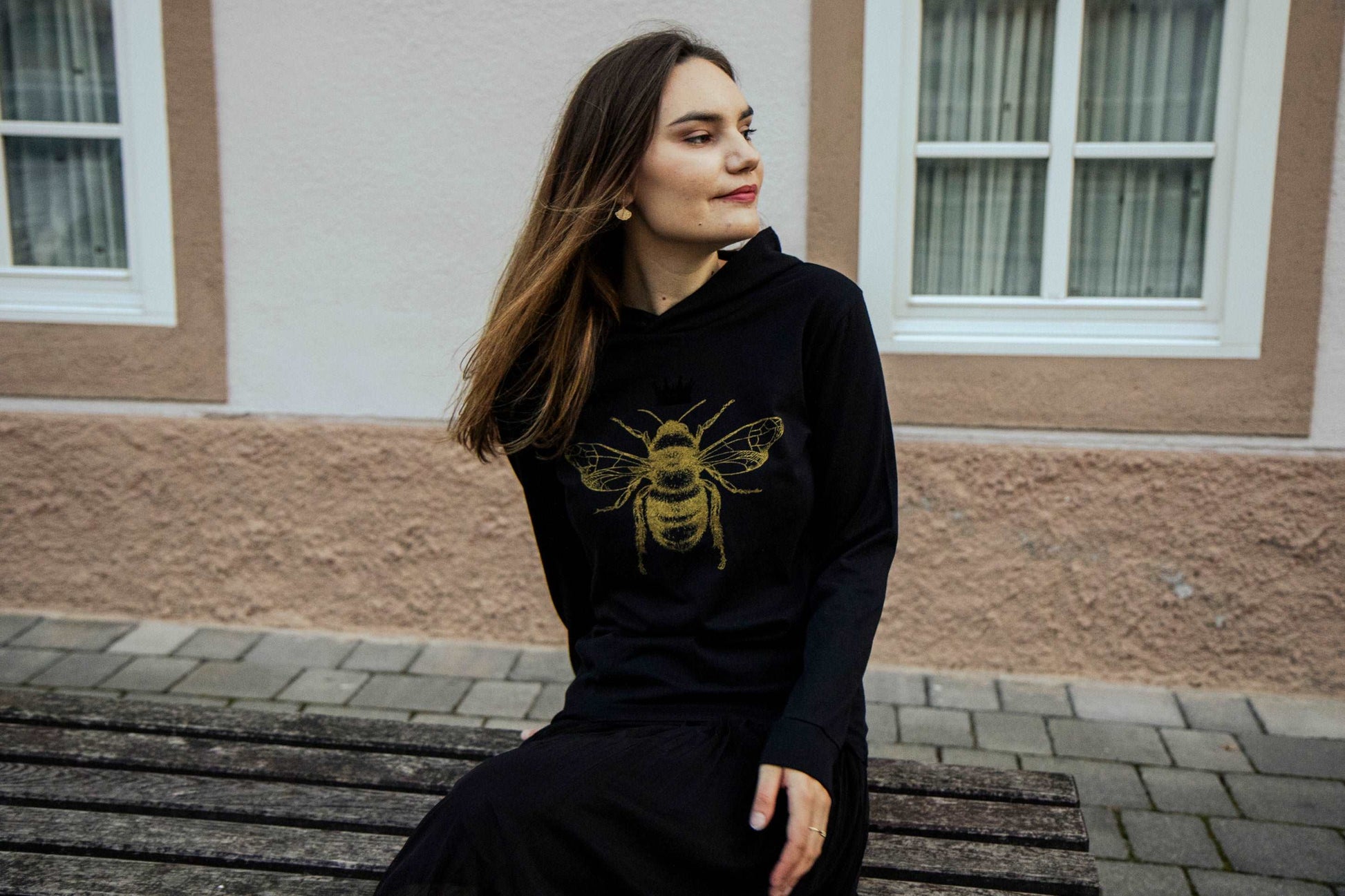 Majica s kapuco in bleščečim zlatim potiskom čebele - 180 g bombaž - Unisex