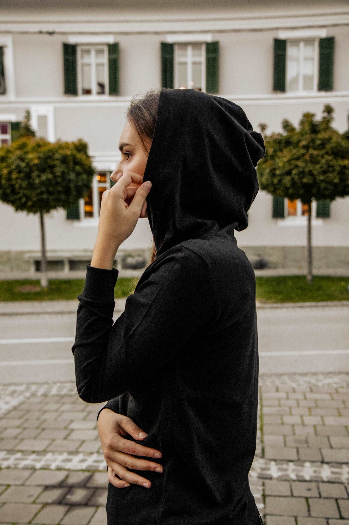 Majica s kapuco in bleščečim zlatim potiskom čebele - 180 g bombaž - Unisex