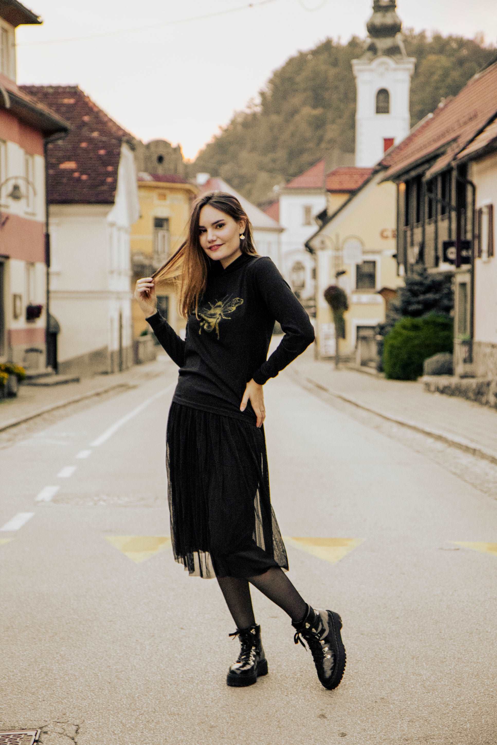 Majica s kapuco in bleščečim zlatim potiskom čebele - 180 g bombaž - Unisex