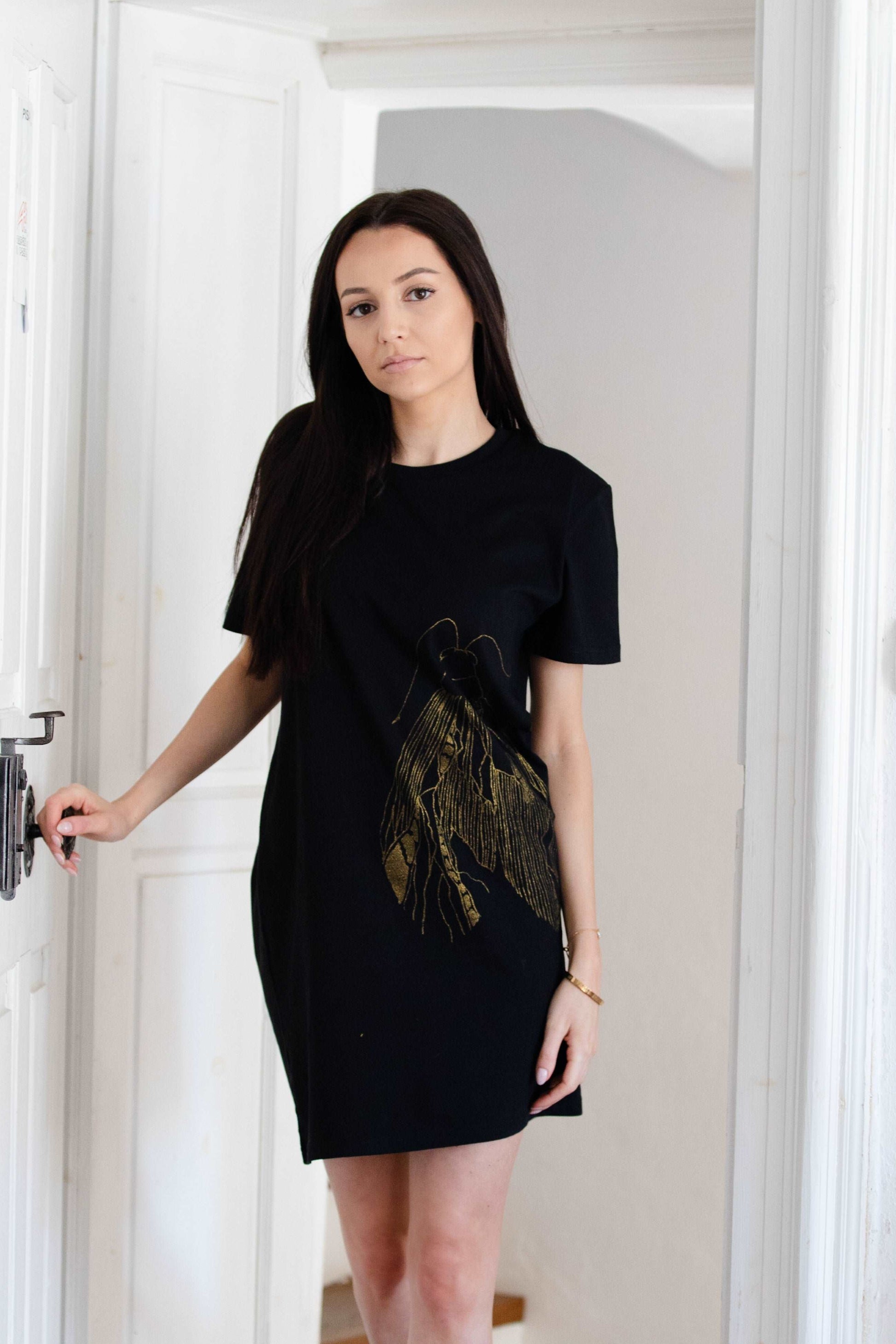 Dolga T shirt obleka z velikim zlatim metuljem - 180 g organski bombaž