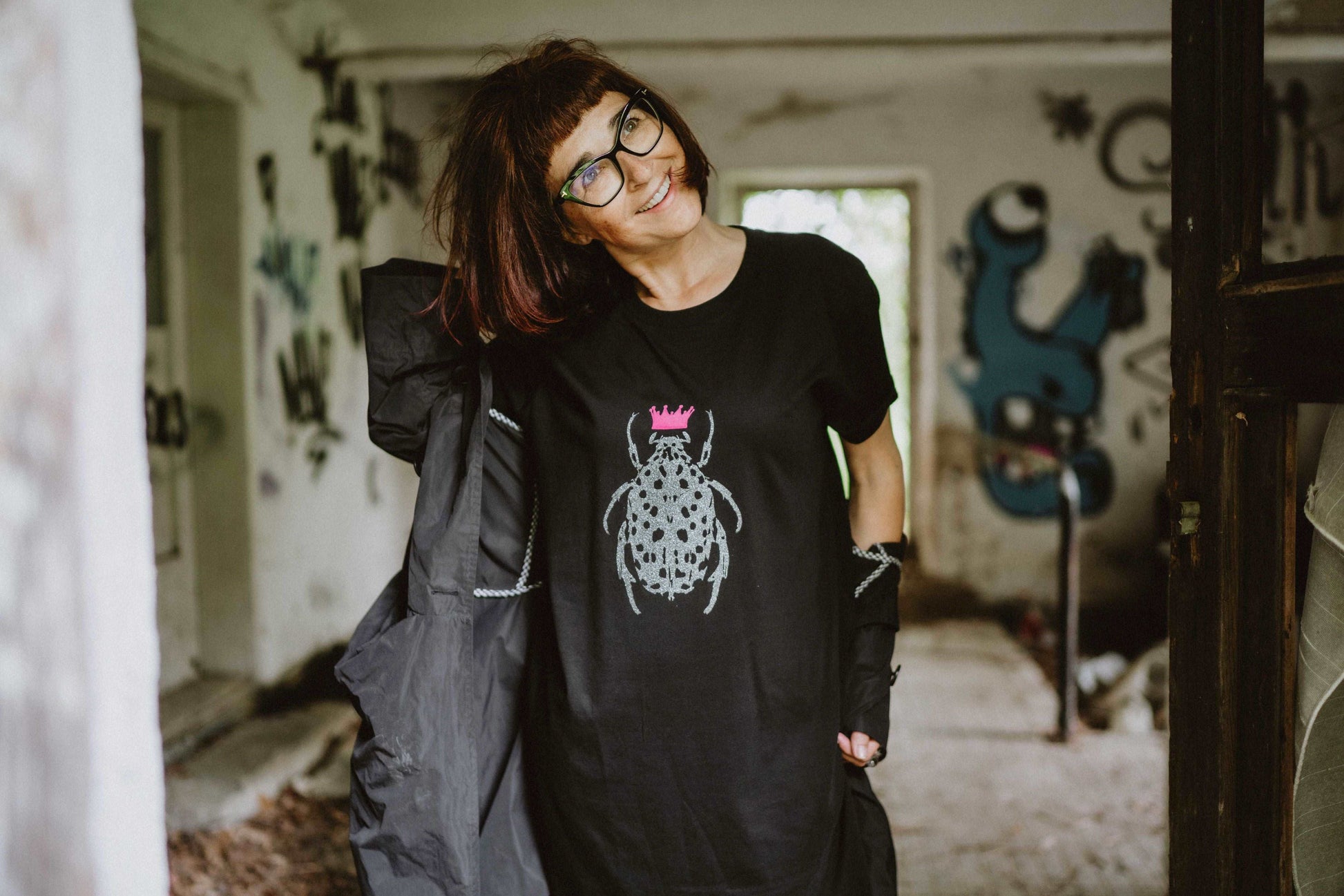 Ženska T-Shirt obleka s svetlečim hroščem z roza krono - 180 g bombaž