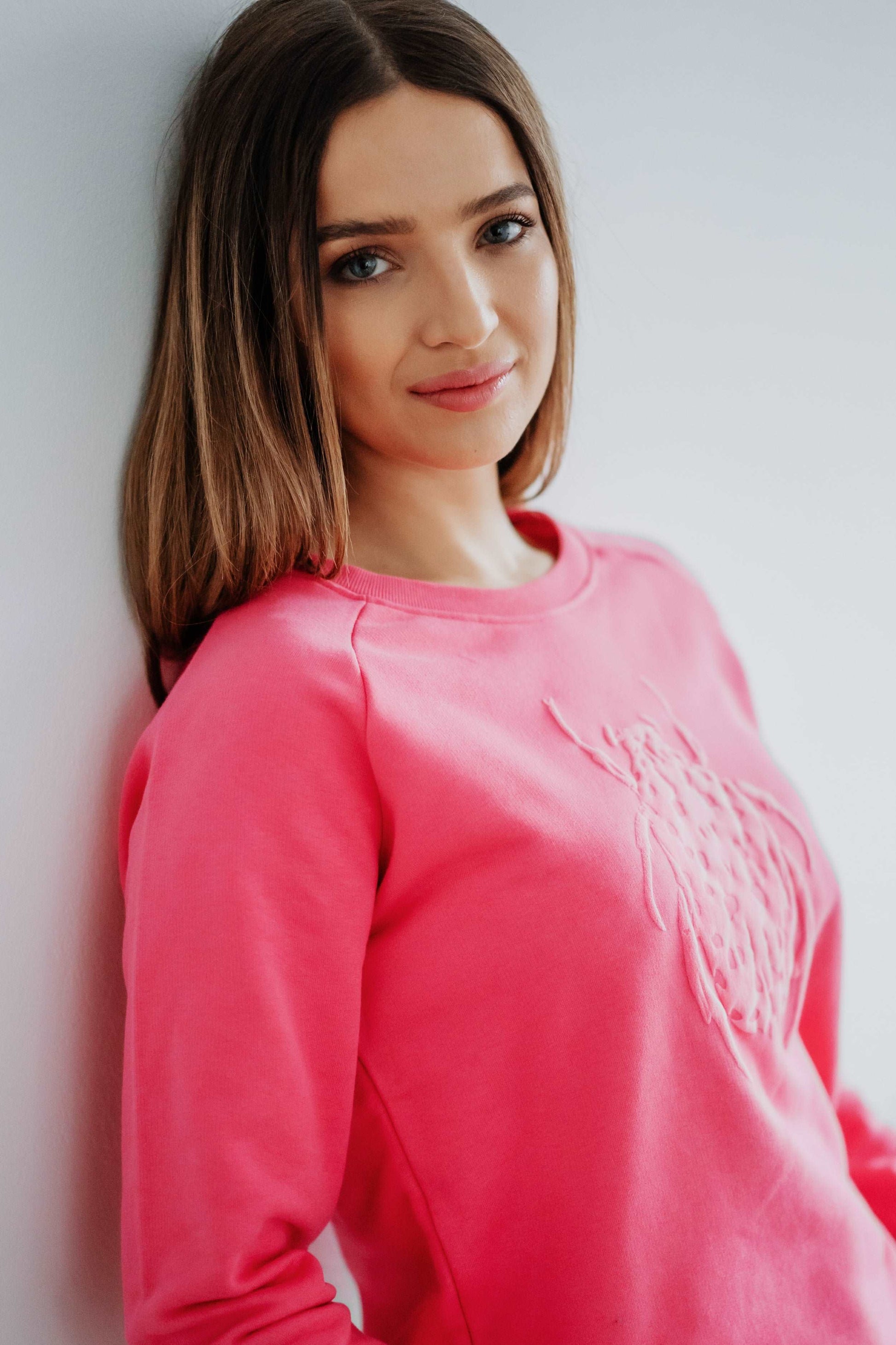 Pink pulover s 3D roza hroščem, 350 g bombaž