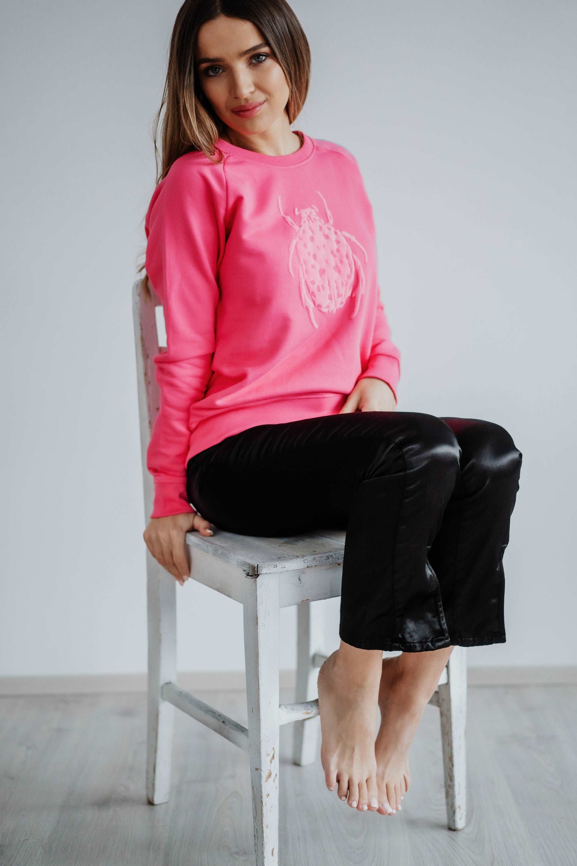 Pink pulover s 3D roza hroščem, 350 g bombaž